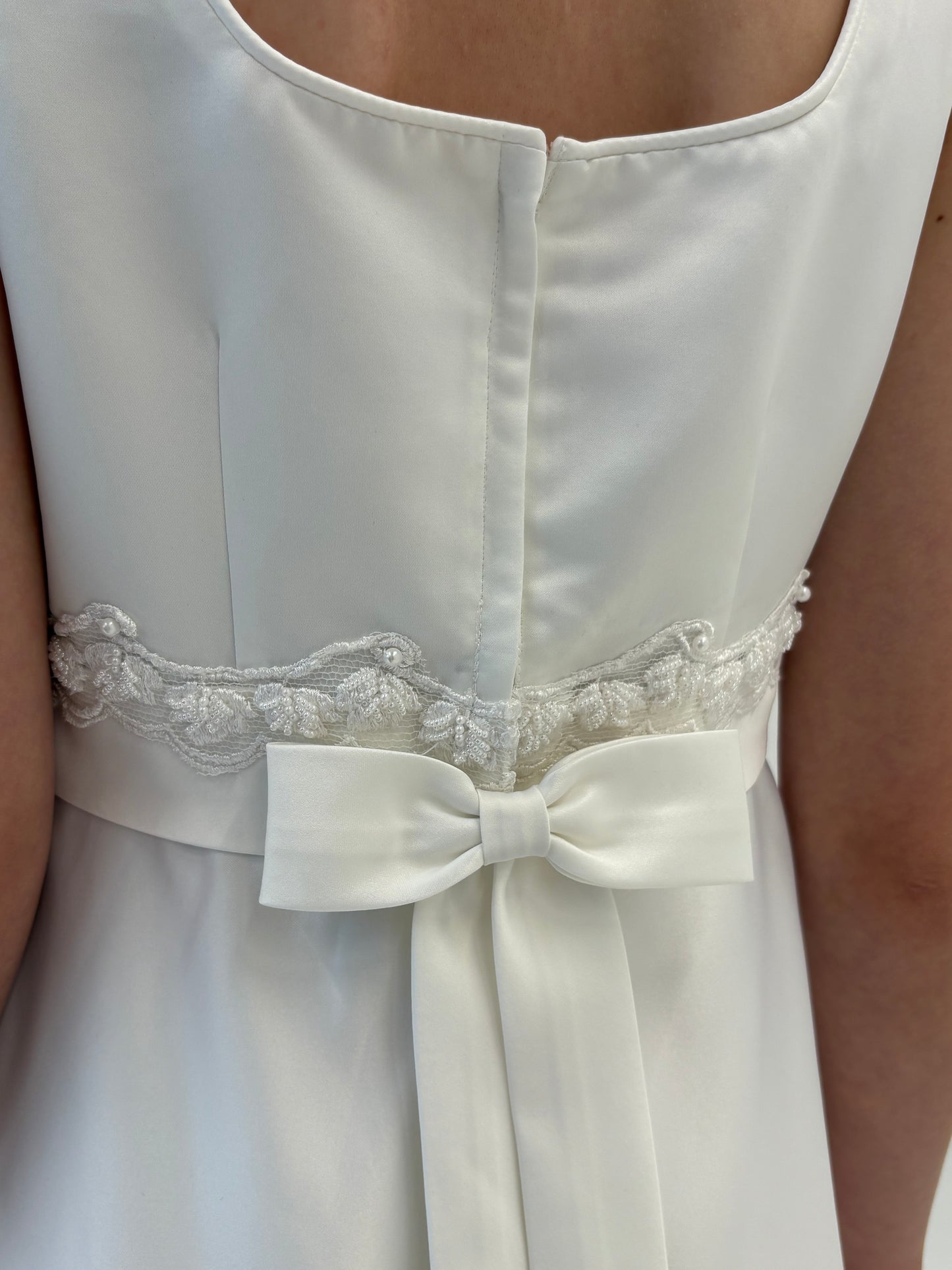 Rochie vintage de ceremonie cu aplicații manuale delicate și talie empire