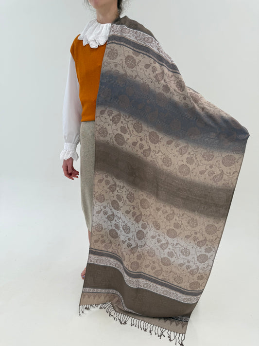 Shawl în nuanțe neutre ușor perlat din mix de lana extrafina