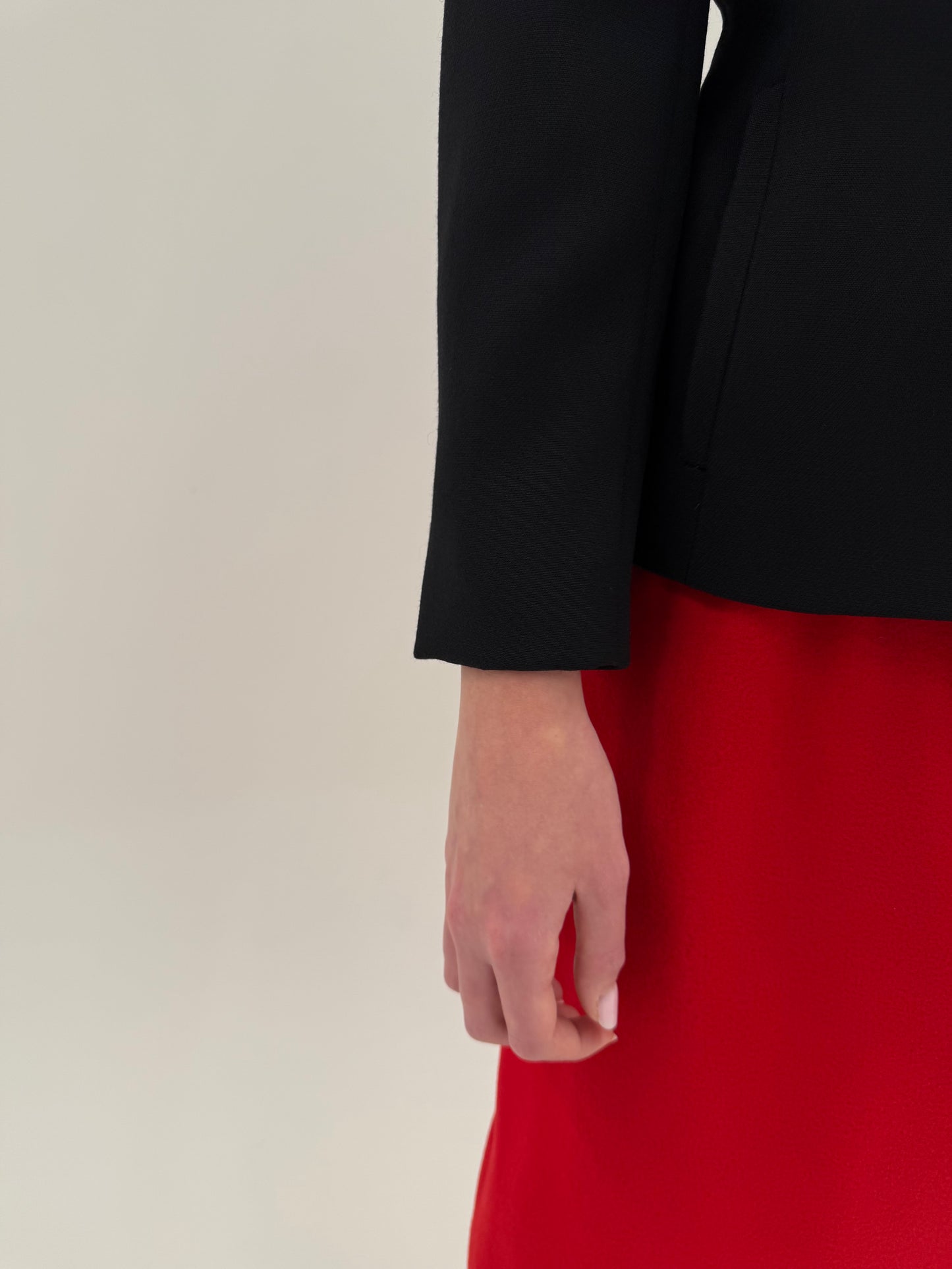 Sacou vintage negru din lana creppe pura certificată în croi minimalist