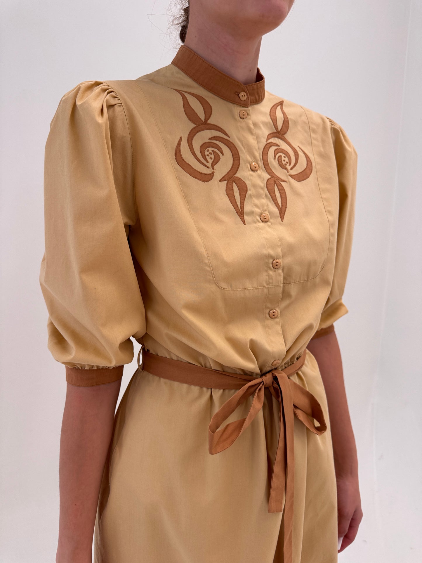 Rochie vintage camel cu talie reglabilă și broderie din canvas de bumbac cu buzunare