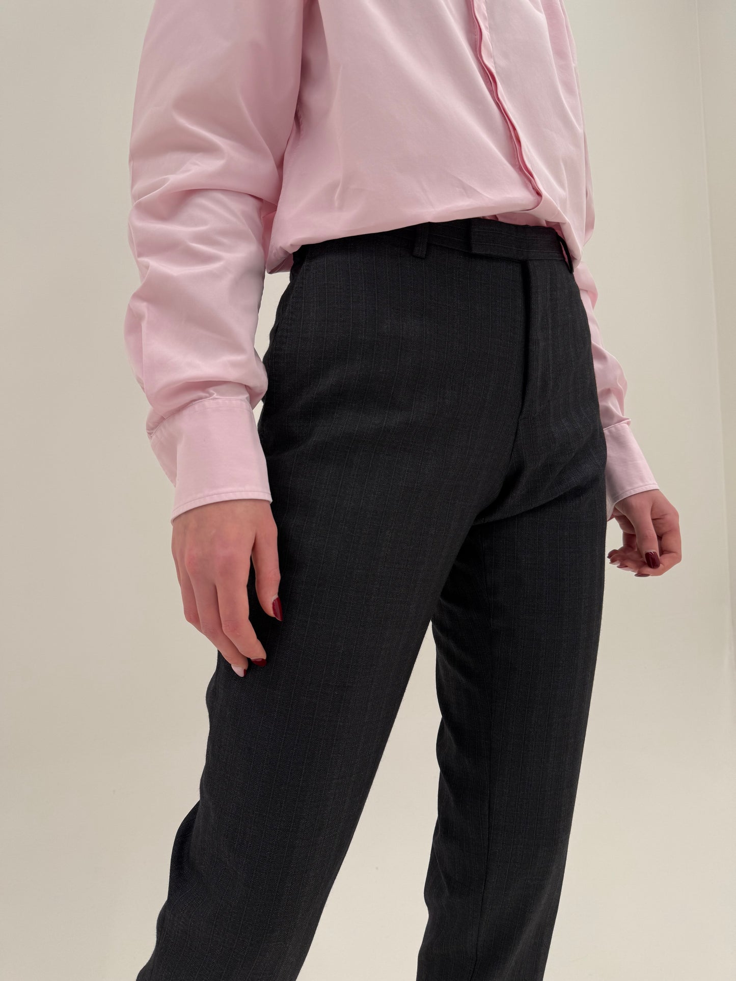 Pantaloni Armani din lana extrafina cu dungi fine verticale în croi actual