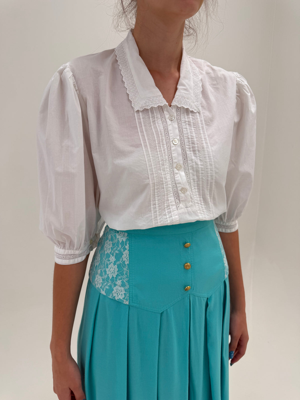 Cămașa vintage din bumbac premium cu mânecuțe ușor bufante și broderie anglaise