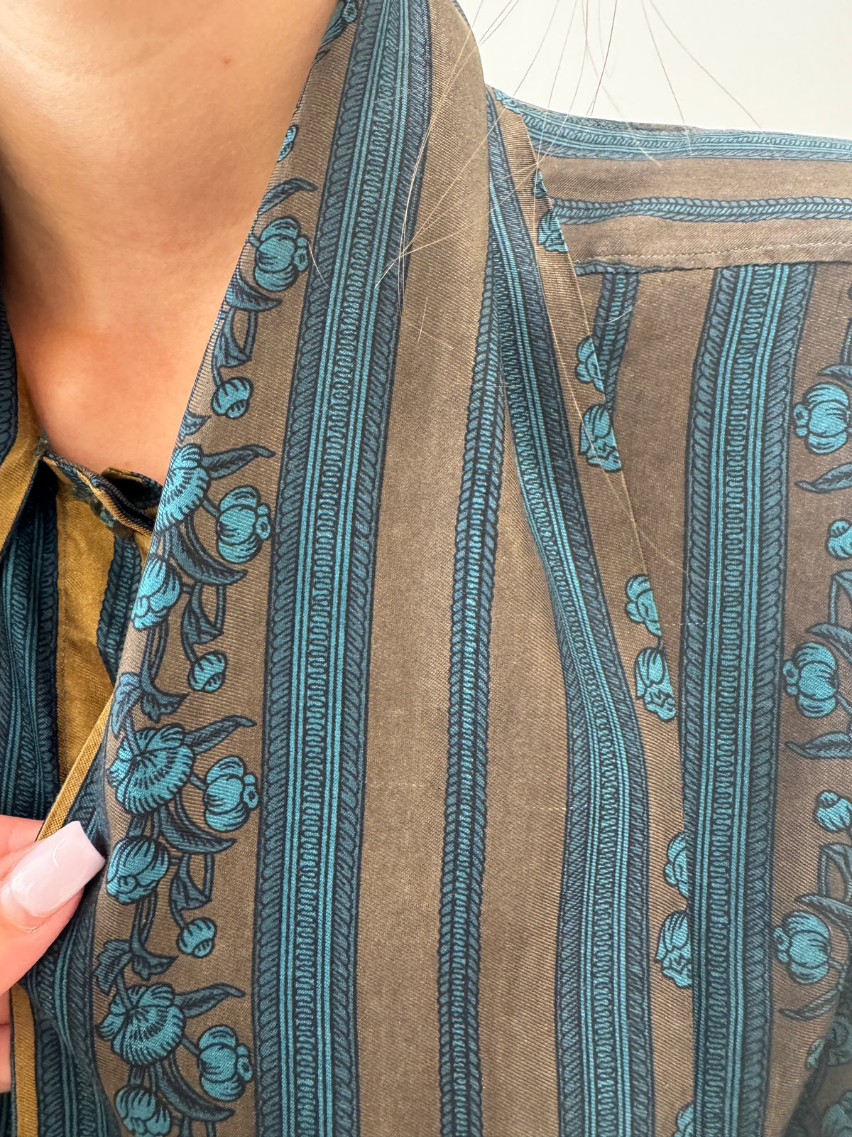Cămașa de brand luxury din twill gros de mătase naturală în culori superbe cu panglică
