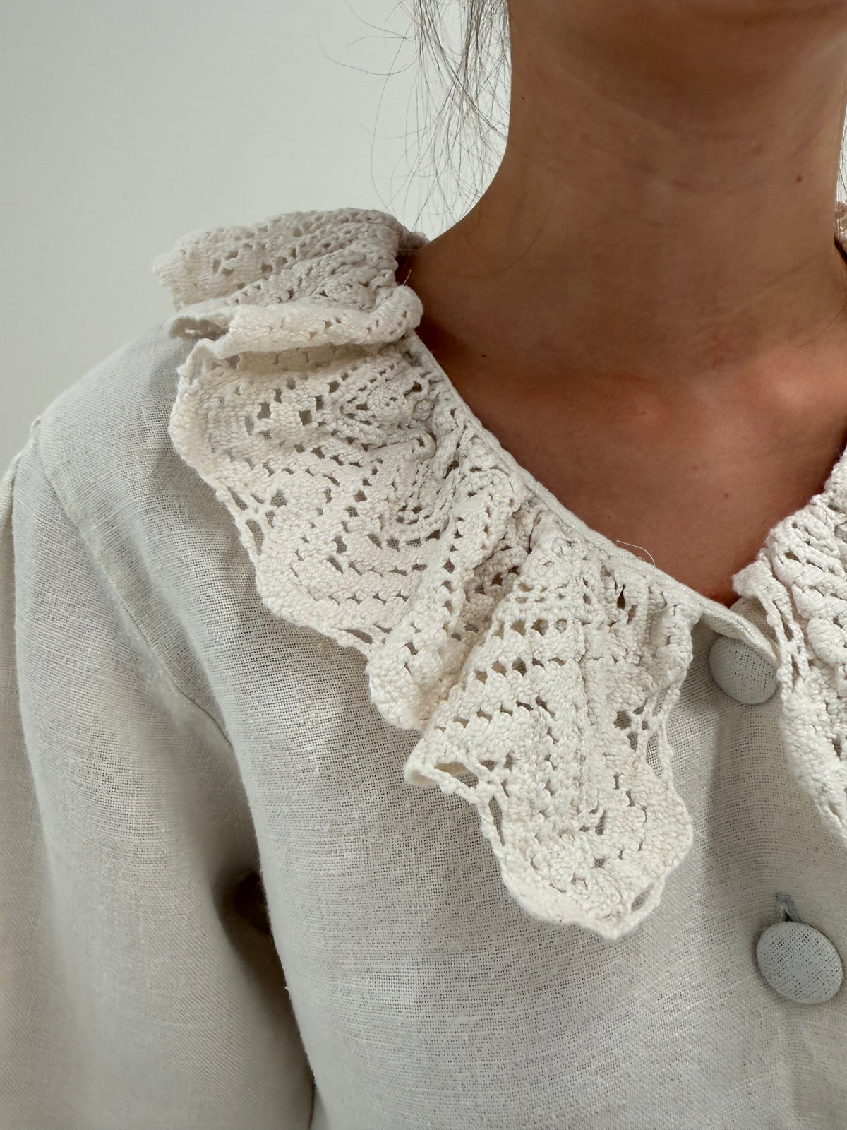 Cămașa old vintage cu macrame lucrat manual din in foarte gros