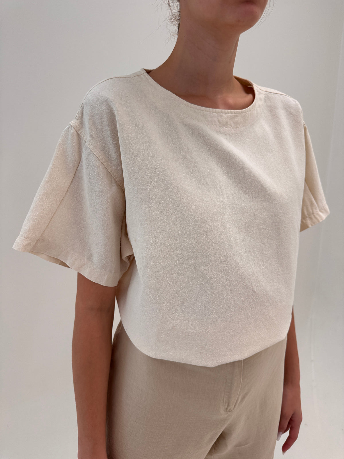 Top butter white din mătase naturală raw în croi minimalist oversized