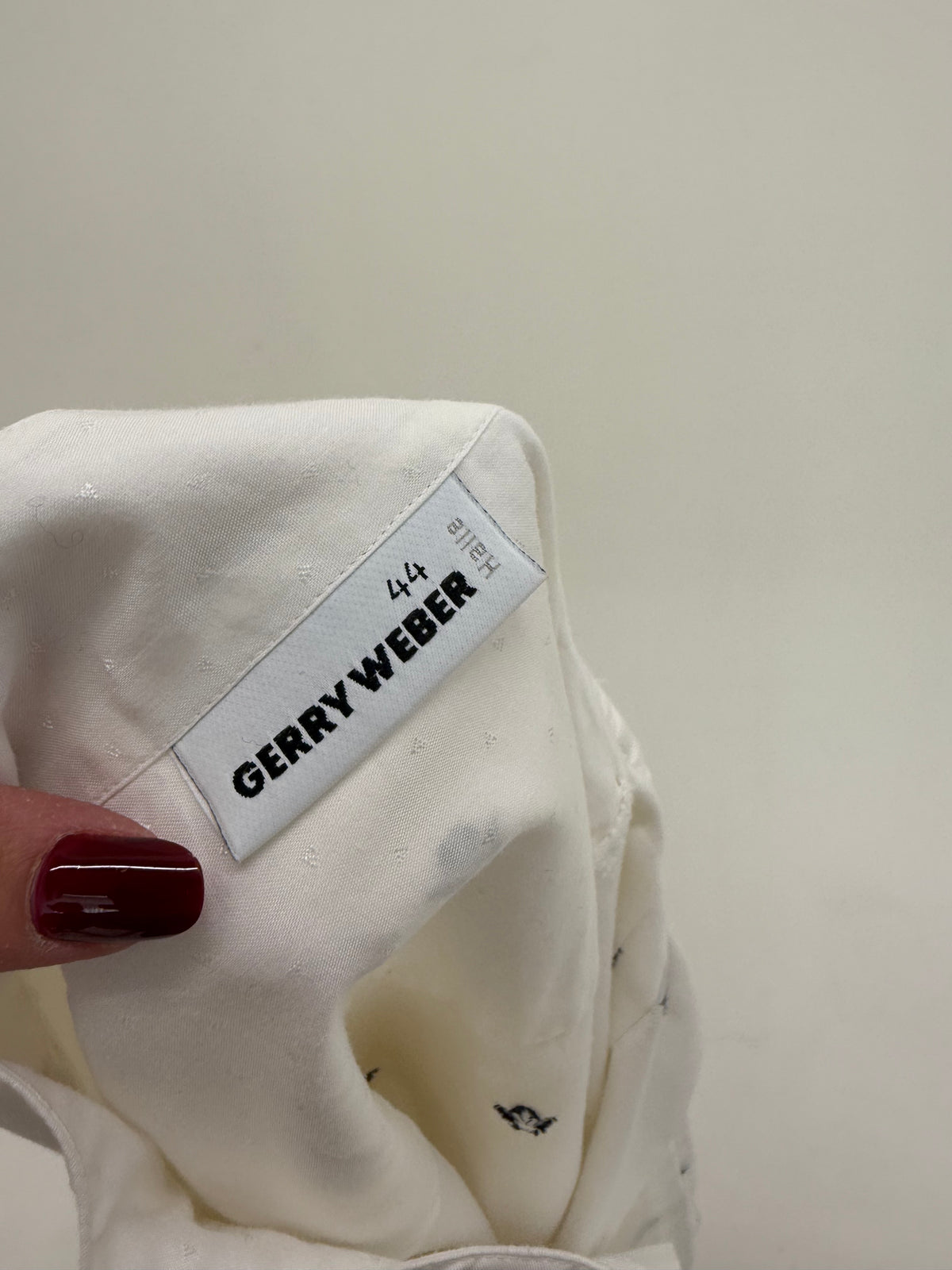 Cămașa de brand premium din poplin excepțional cu broderie neagră delicată