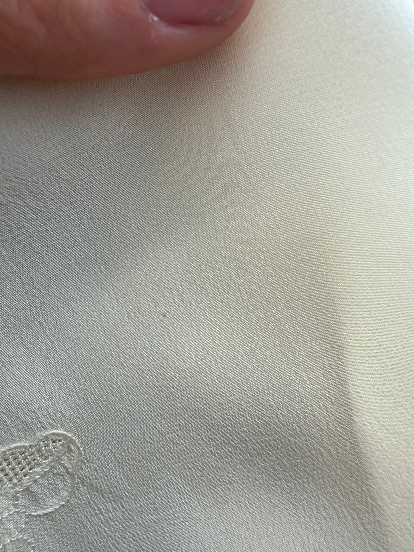 Cămașa din mătase naturală brodată manual excepțional