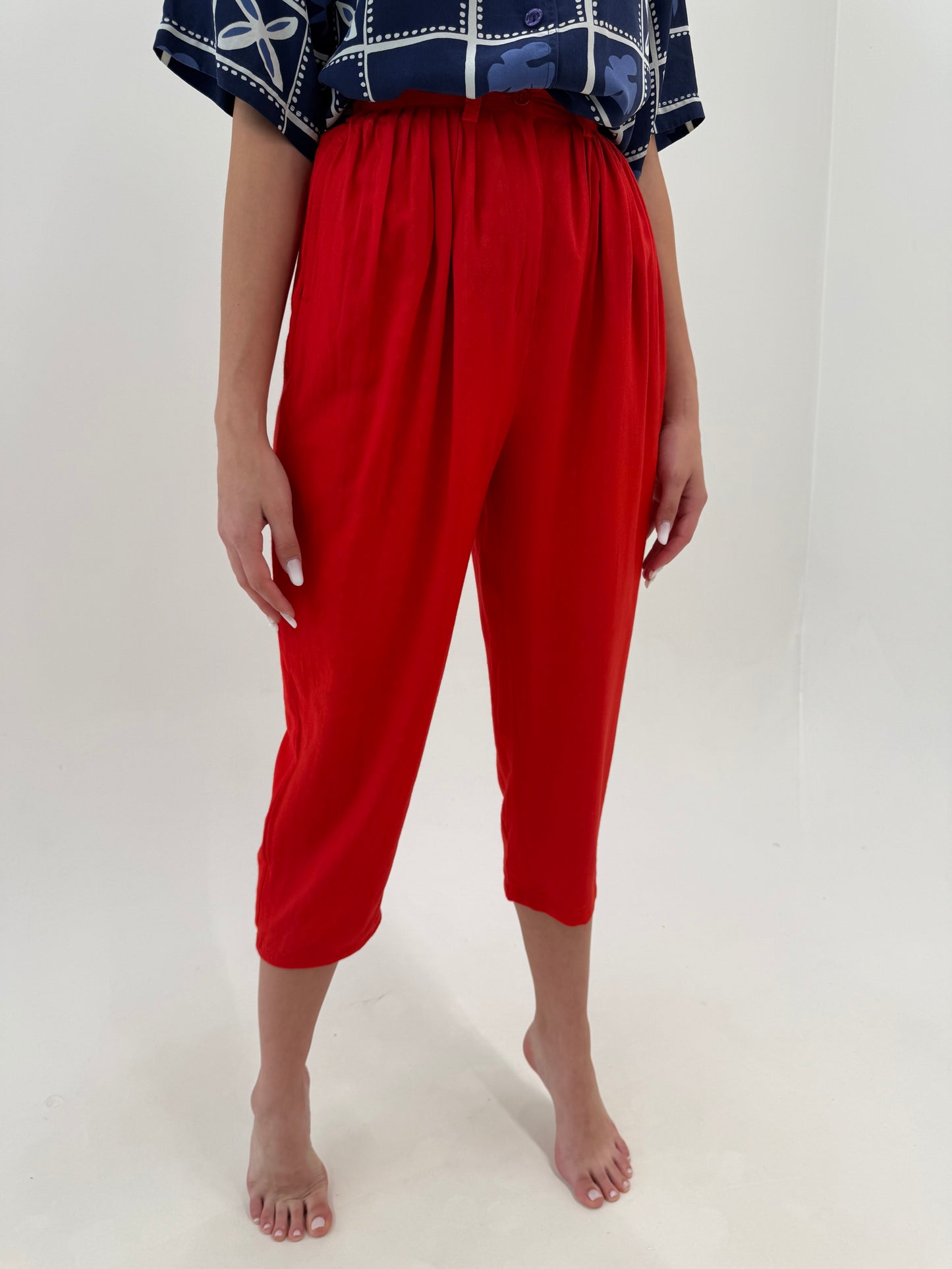 Pantaloni petite cherry red super drapați cu talie extrem de înaltă din panzica