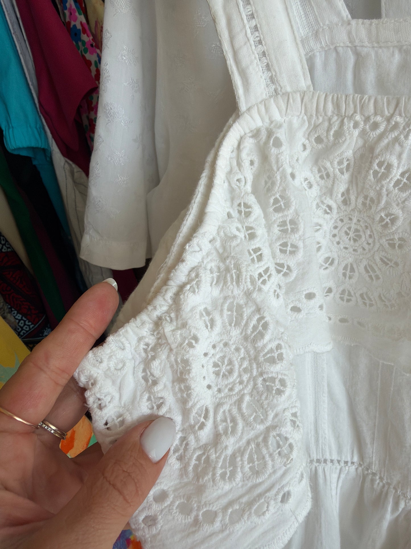 Rochie cu broderie anglaise din cea mai fină pânză de bumbac cu talie marcată