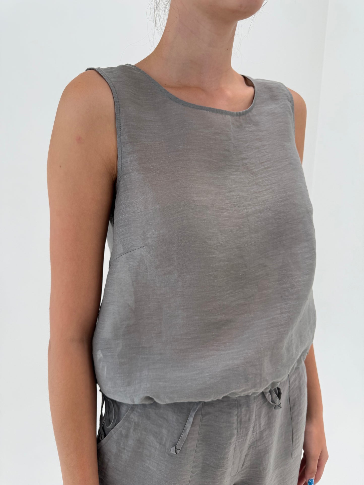 Costum din in ușor perlat ash gray în croi minimalist
