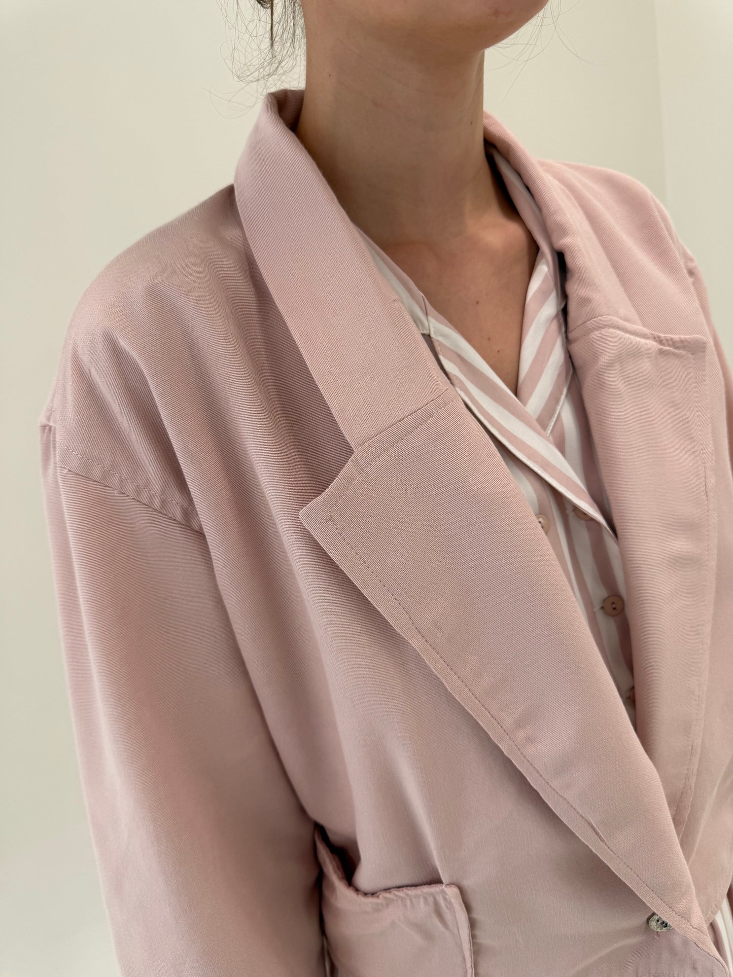 Sacou vintage powder pink petite din twill de vară cu revere late în croi scurt
