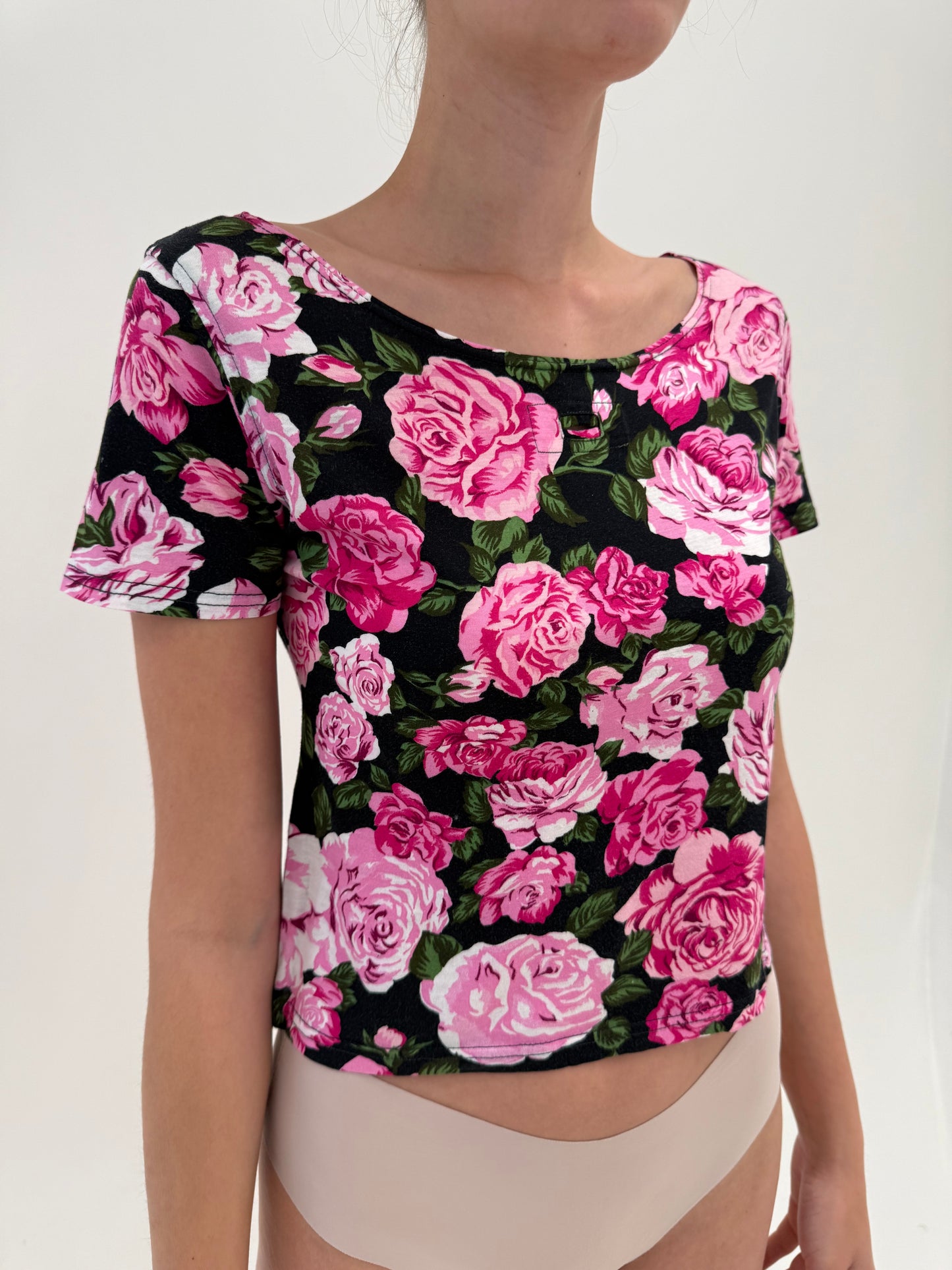 Top Moschino cu decolteu bărcuță și print floral din bumbac modelator