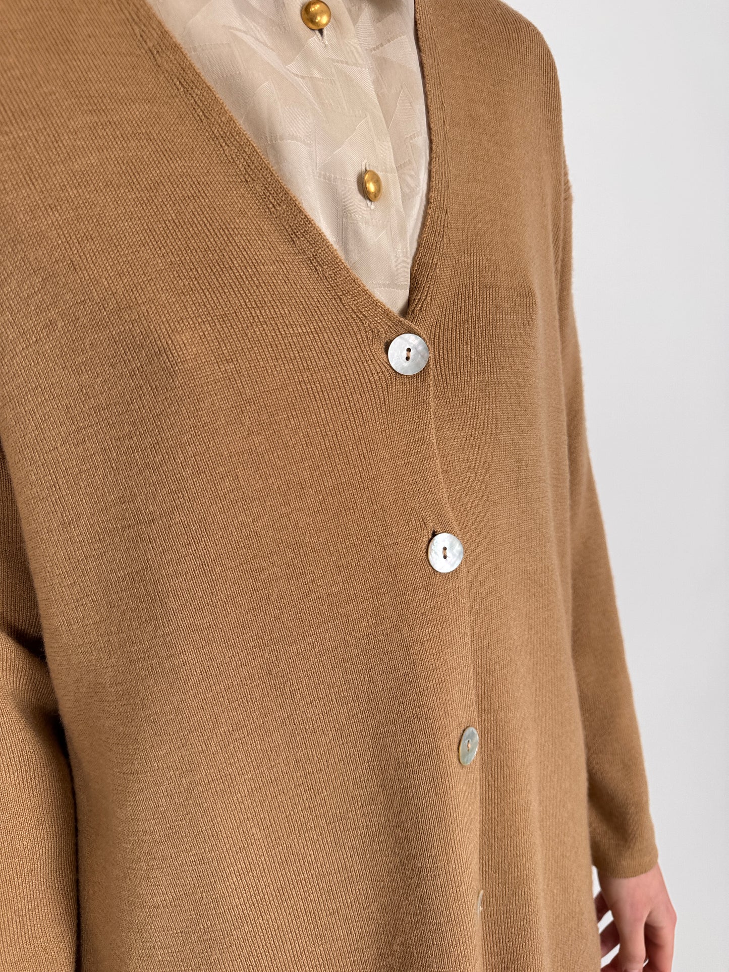 Cardigan camel în croi minimalist din lana merino  extrafina