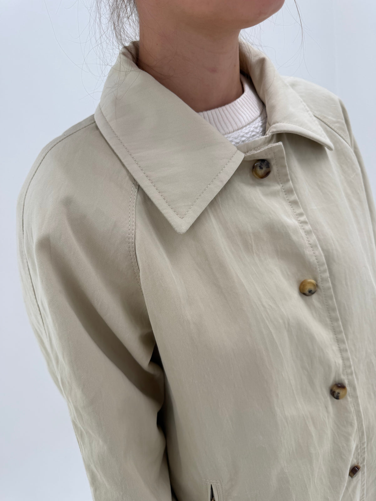 Trench Max Mara clasic camel cu trăgători decorativi în croi clasic și interior matlasat