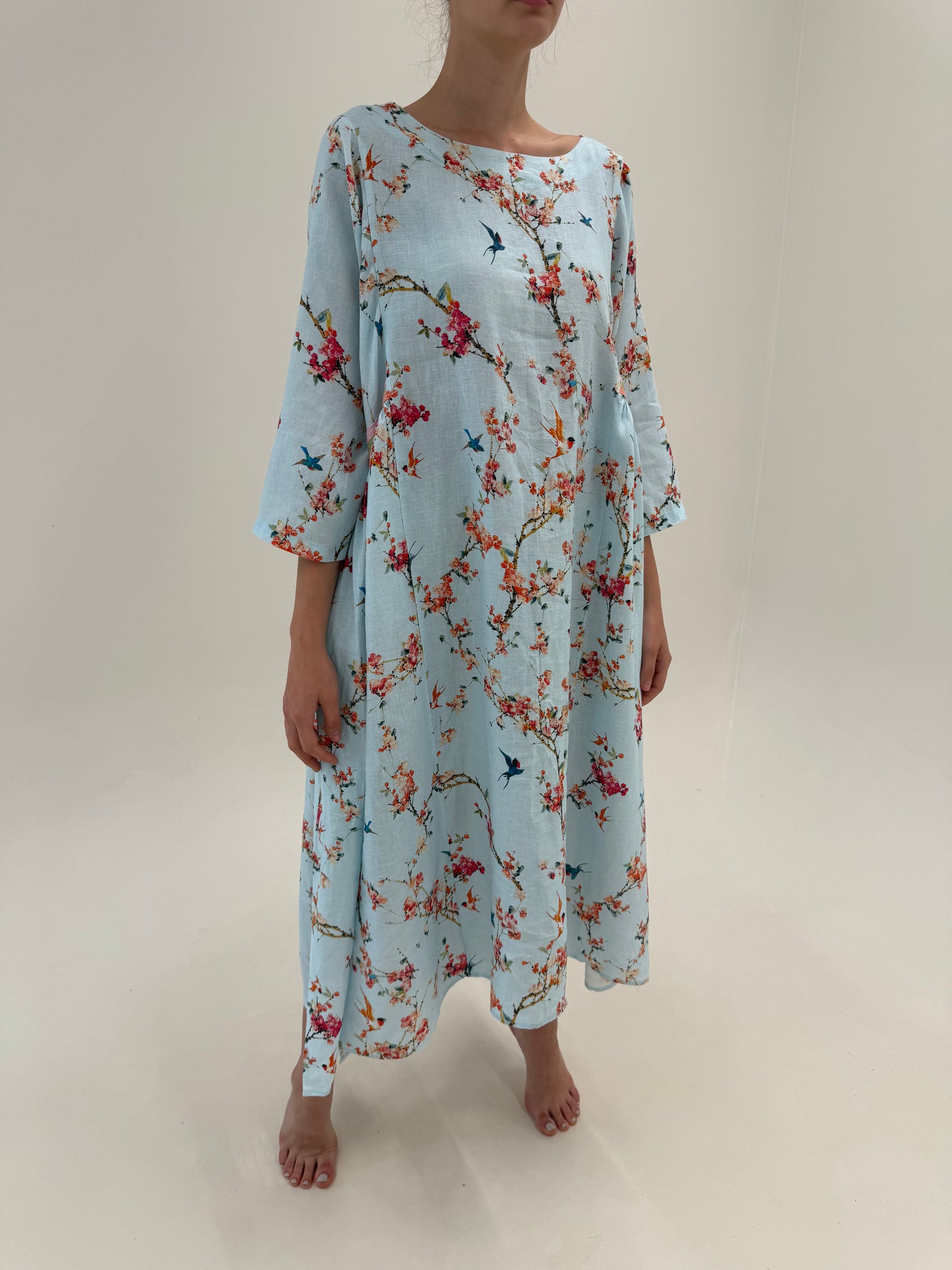 Rochie baby blue din in premium în croi foarte lejer și print cu flori de cireș