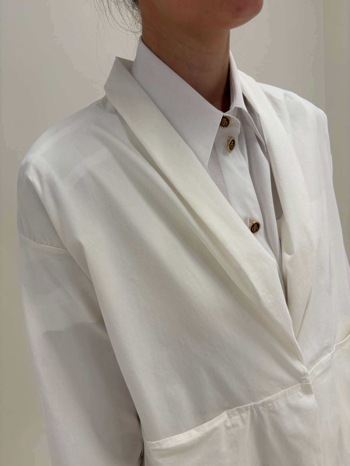 Jacheta italiană off white în croi deosebit minimalist cu influențe casual
