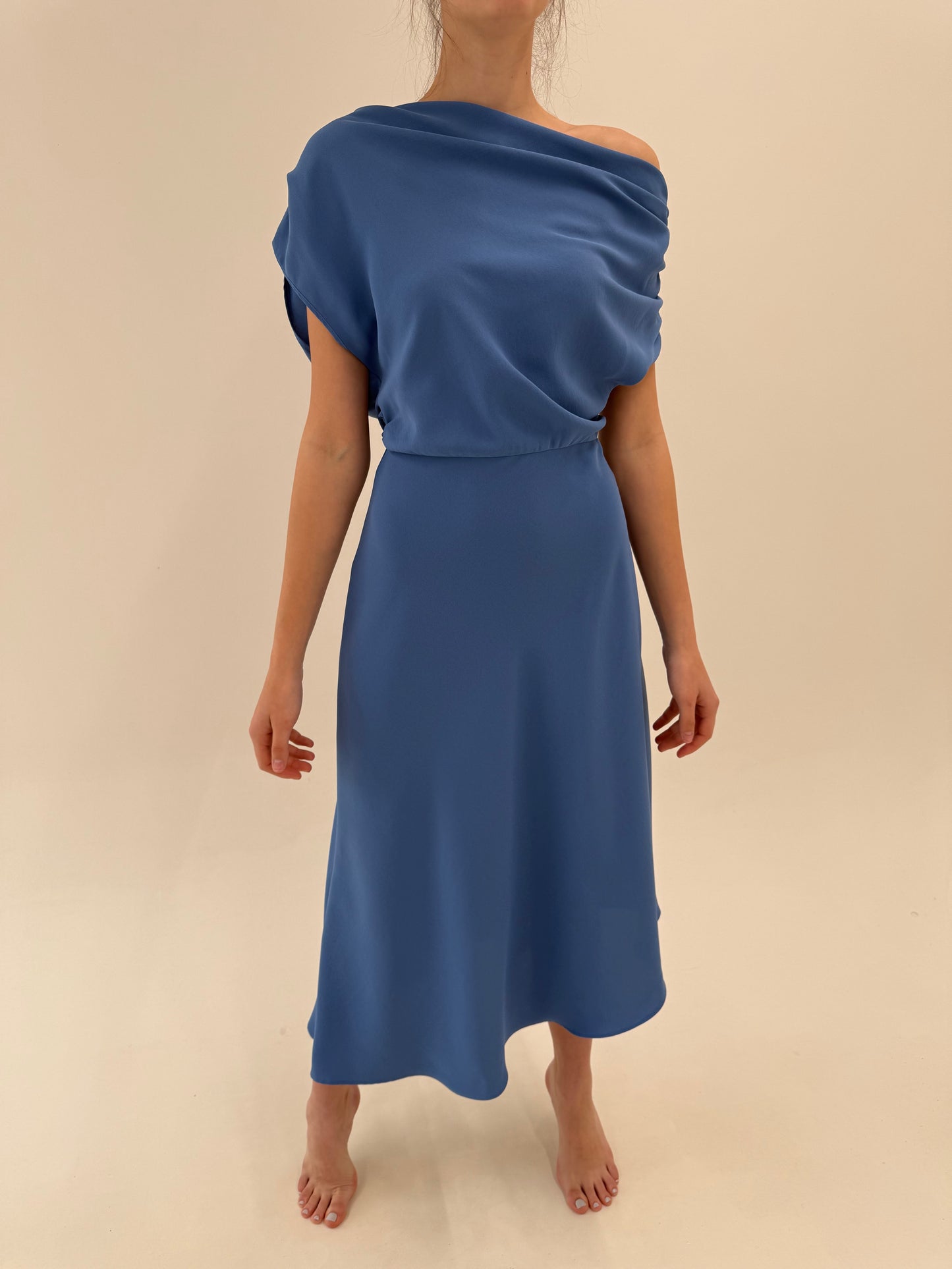 Rochie dusty Blue în croi drapat cu fusta în bie și talie ultra înaltă