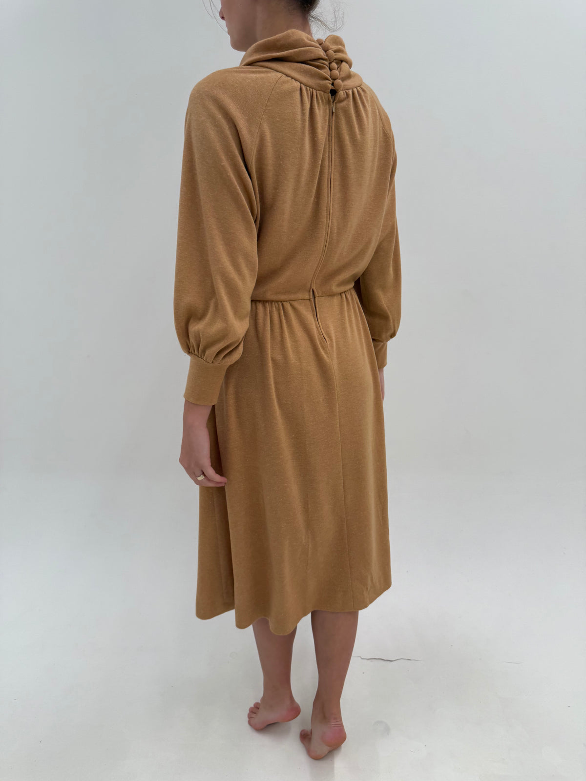 Rochie vintage camel din tricot dens de lana extrafina cu talie marcată și manșete