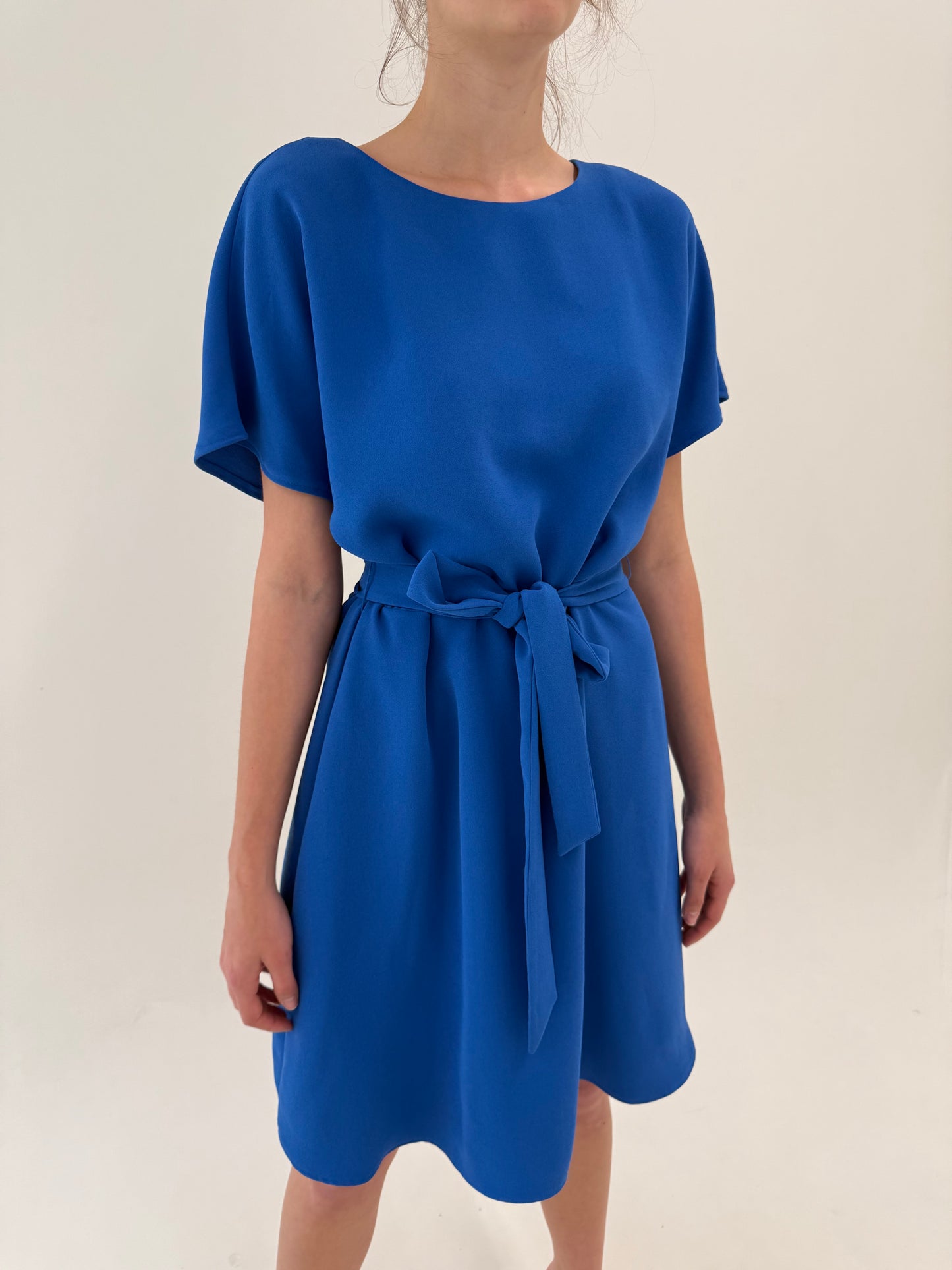 Rochie albastru regal în croi lejer cu talie reglabilă