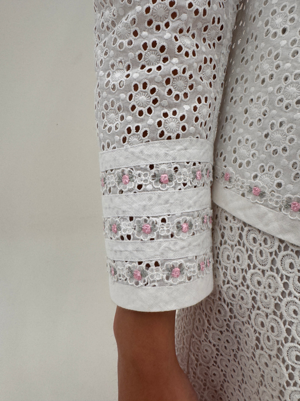 Sacou excepțional integral brodat cu aplicații delicate din dantelă și broderie anglaise