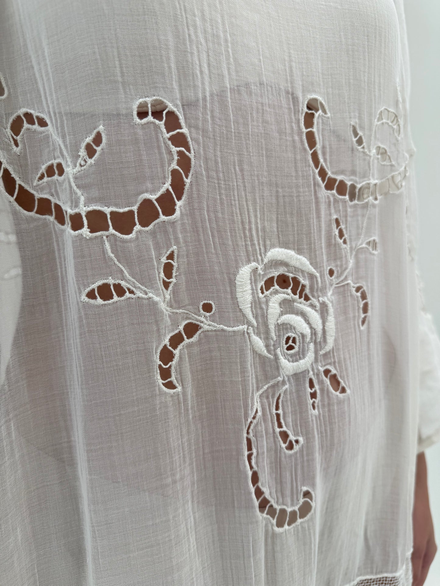 Kaftan de plajă bijuterie din cea mai fină pânză de bumbac cu broderie manuală și franjuri