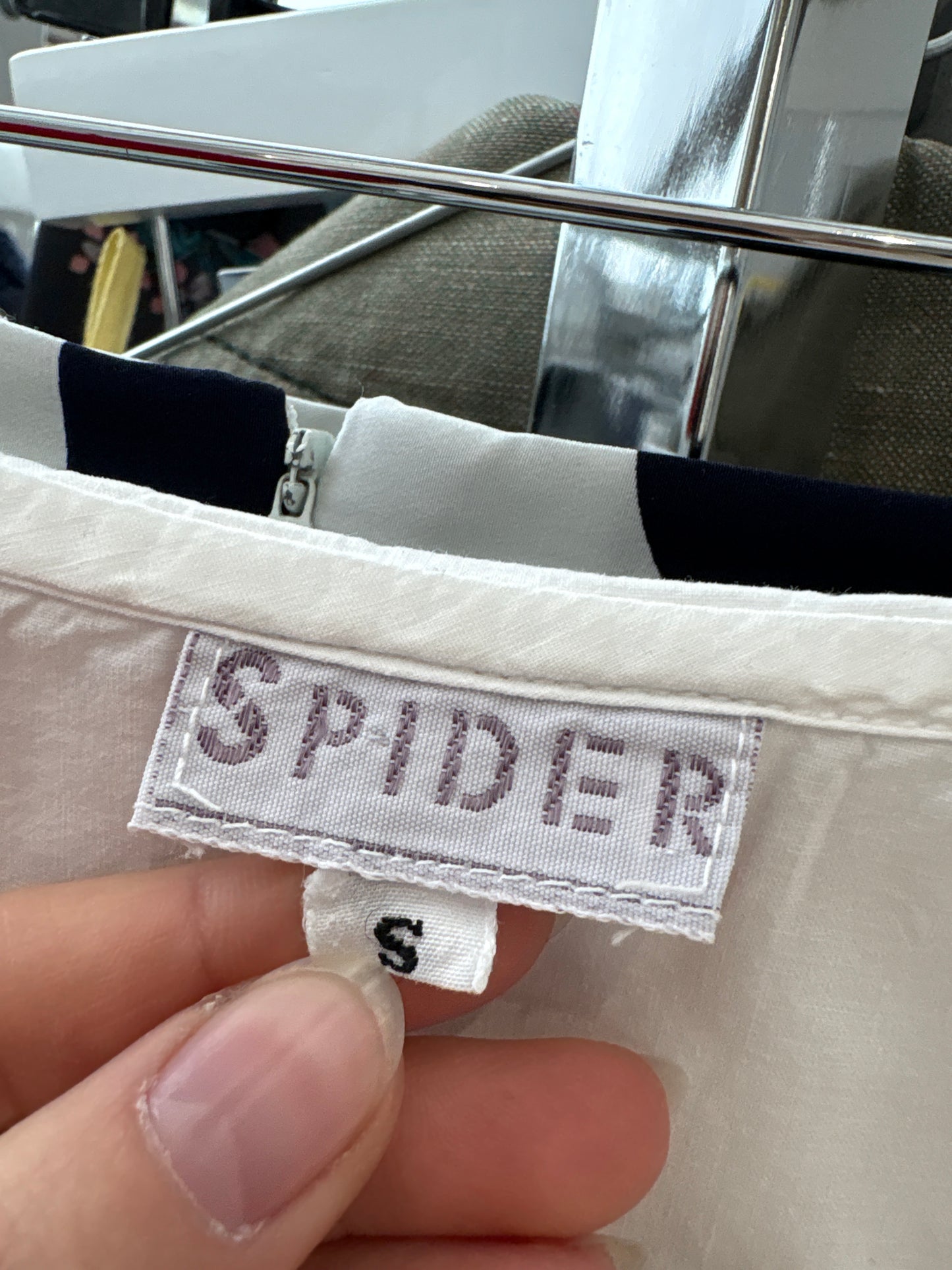Cămașa vintage cu broderie aurie din pânză de bumbac ușor structurată