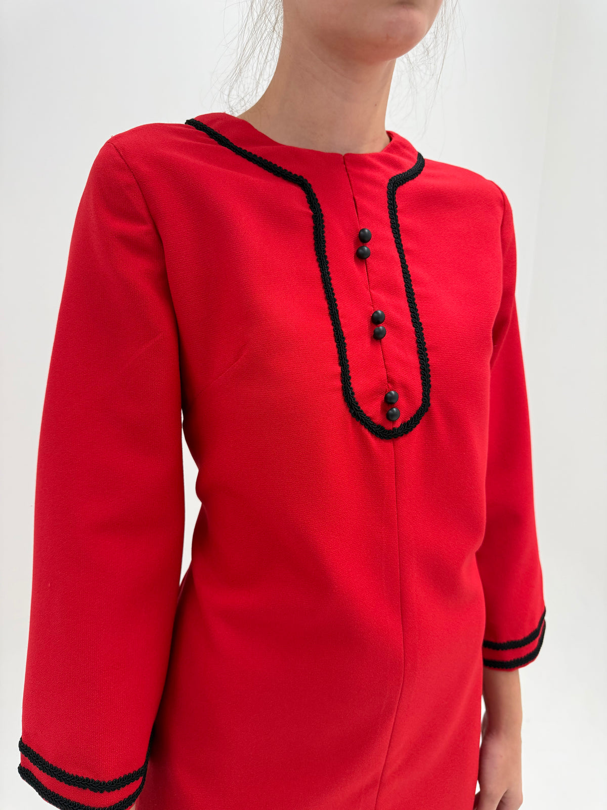 Rochie old vintage late 60s din crep plin texturat pasmanterie neagră aplicată