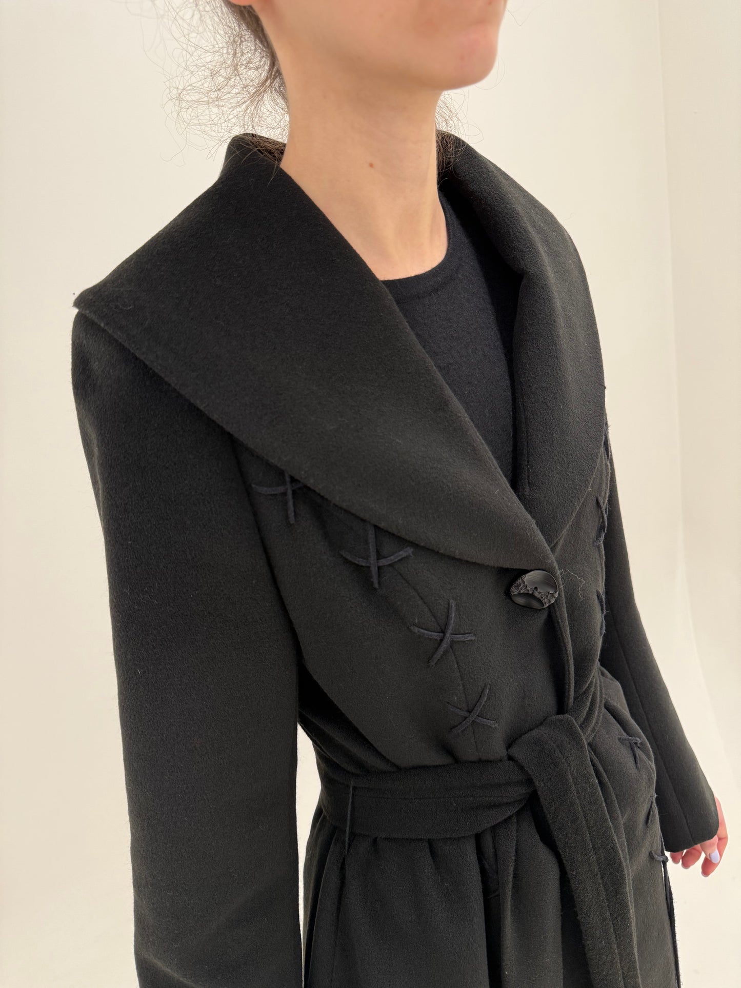 Palton ușor cambrat în croi lung cu cordon din lana extrafina