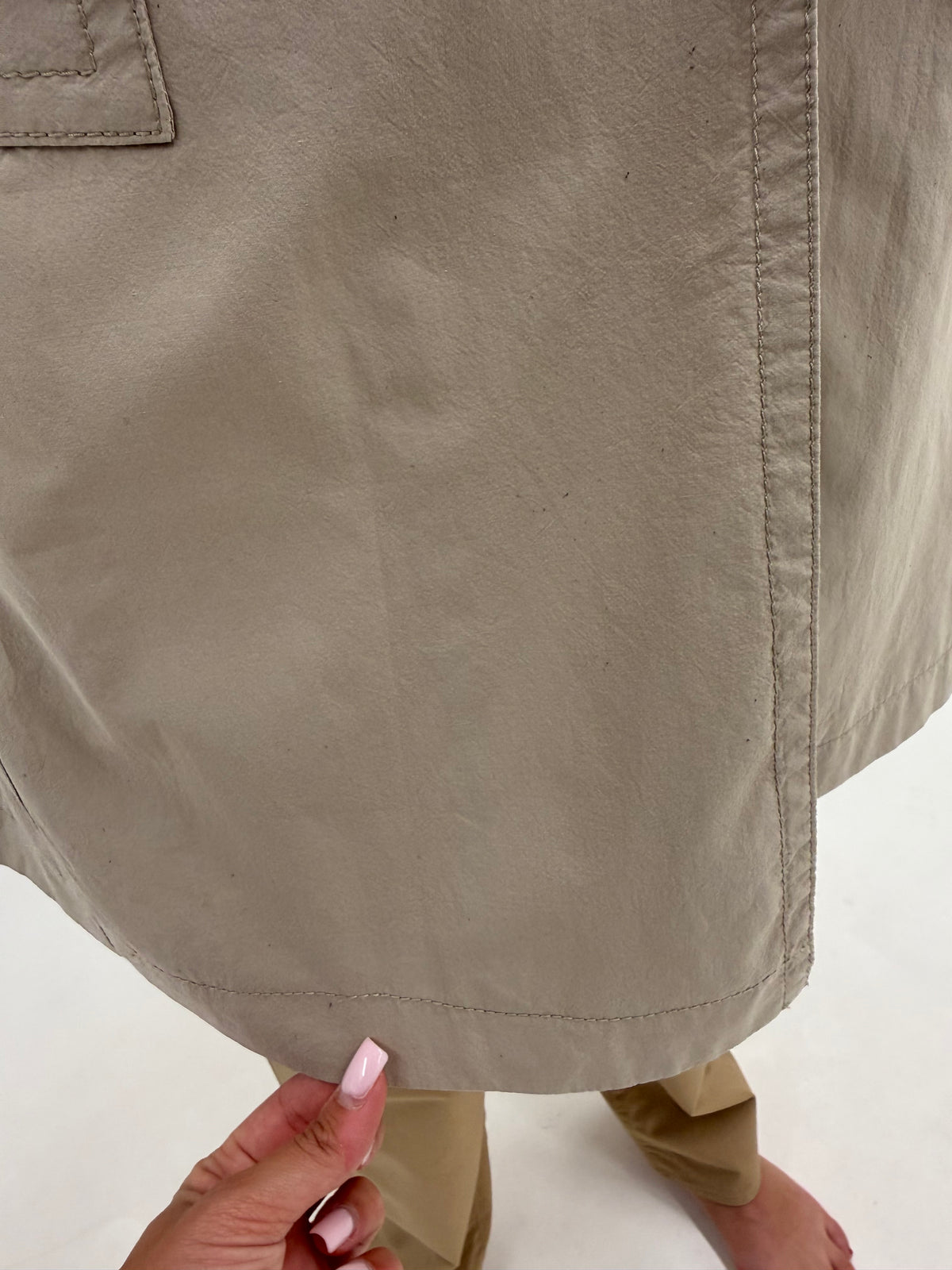 Trench Escada warm gray in croi clasic cu centura din piele naturală și nasturi maro