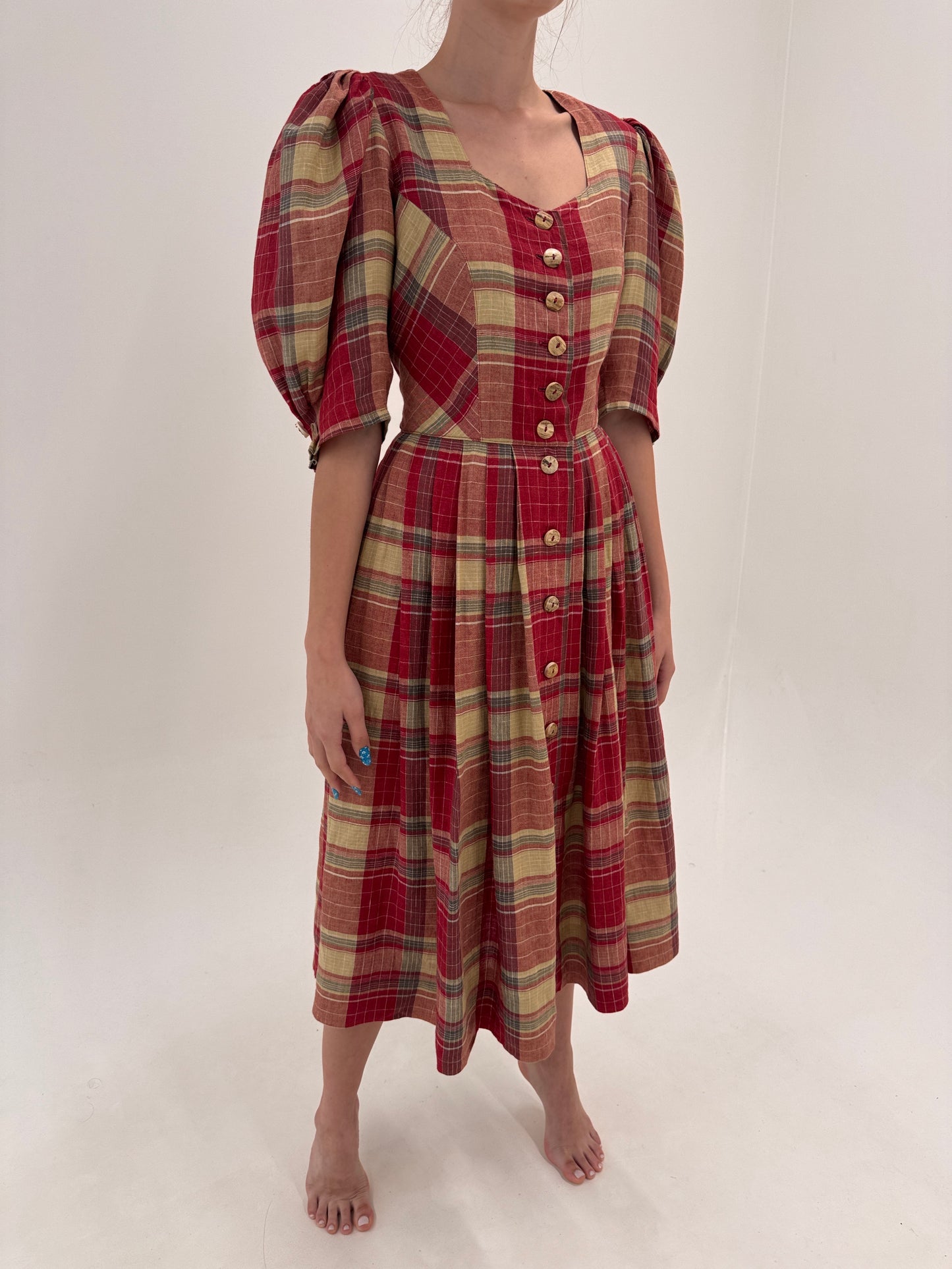 Rochie camel cu în carouri burgundy cu corsaj din pânză excepțională de in