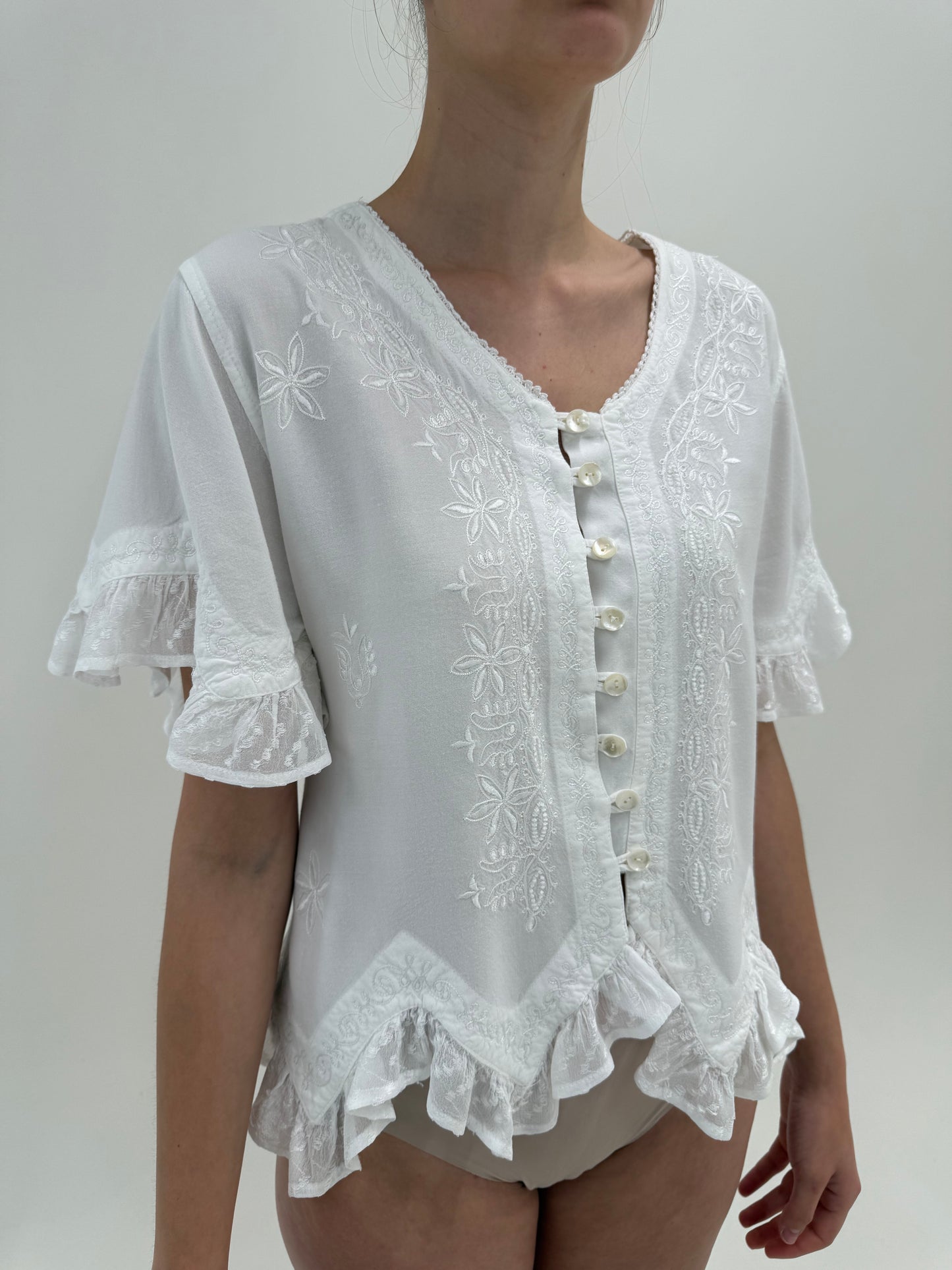 Cămașa din panzica fină cu broderie, mânecă clopot și tiv cu volane