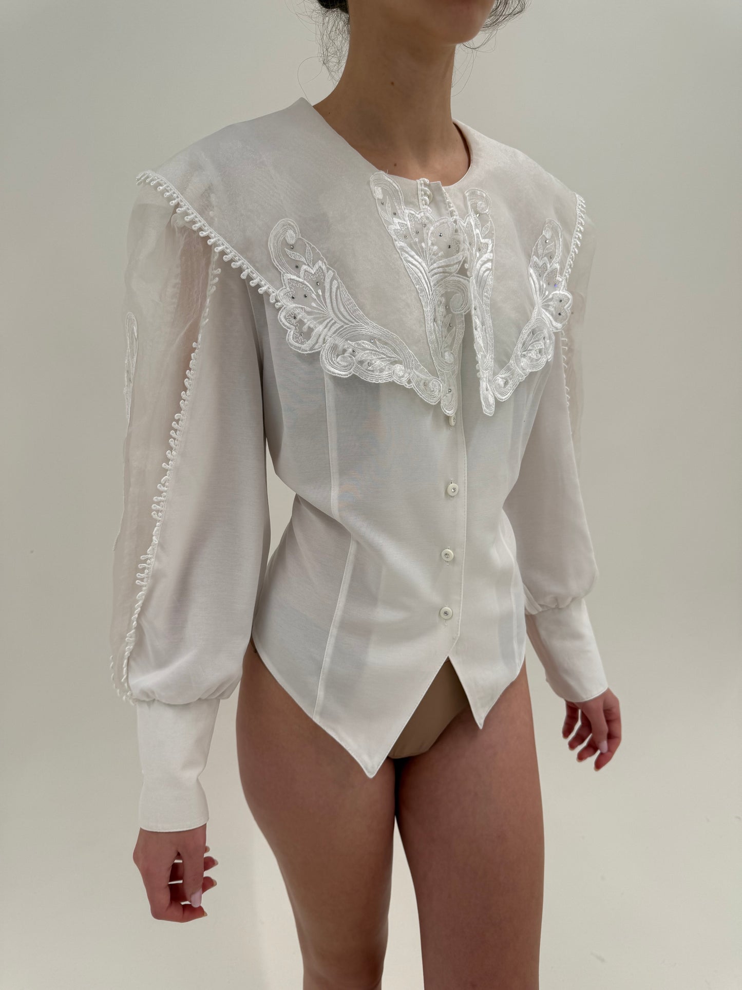 Cămașa cambrata cu guler brodat din organza și manșete ultra înalte