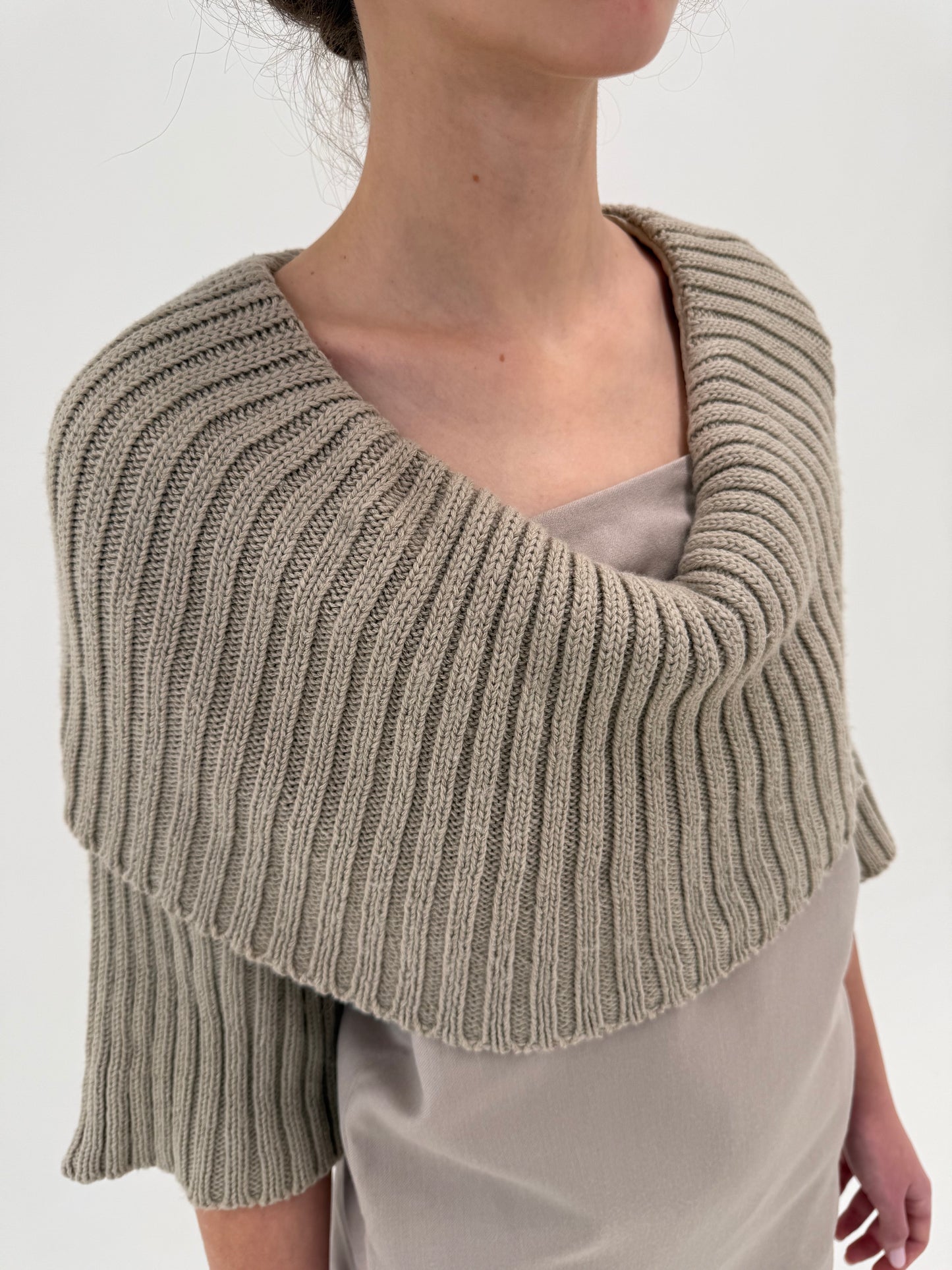 Rochie grej din stofita și tricot de lana extrafina în croi ovoidal