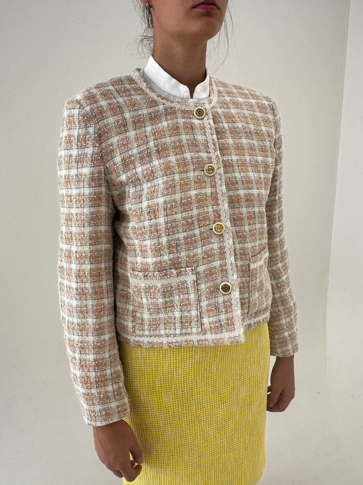 Sacou în stil Chanel din tweed de lana cu nasturi bijuterie și culori superbe
