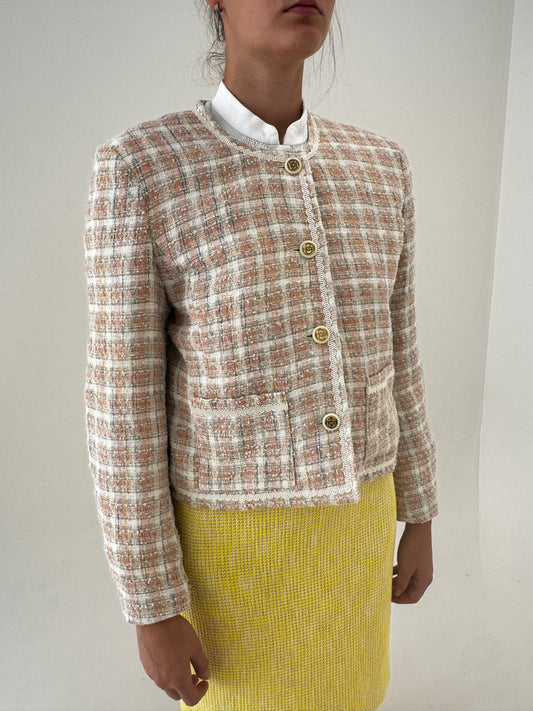 Sacou în stil Chanel din tweed de lana cu nasturi bijuterie și culori superbe