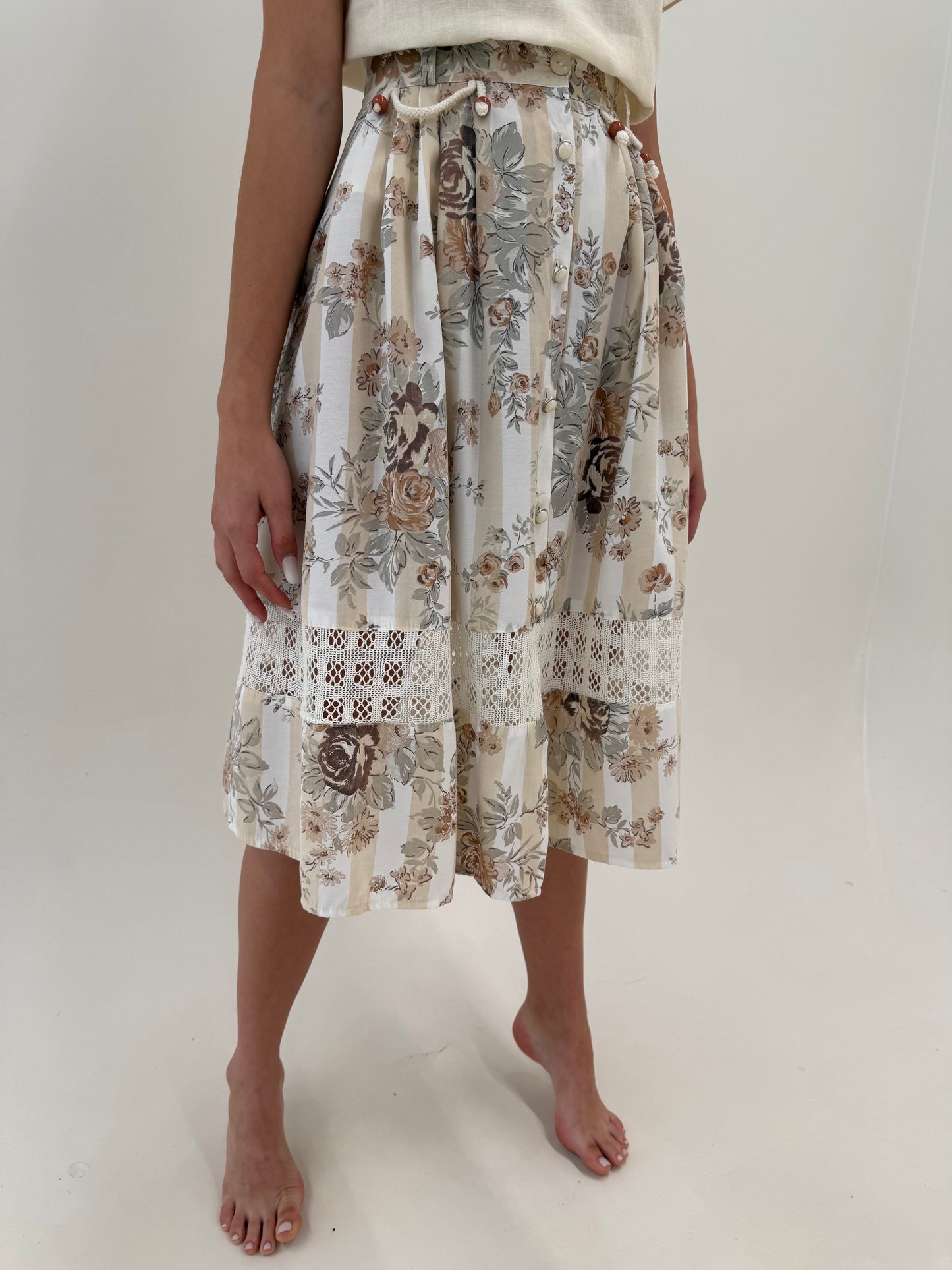Fustă vintage în nuanțe neutre cu print superb și inserție de dantelă macrame