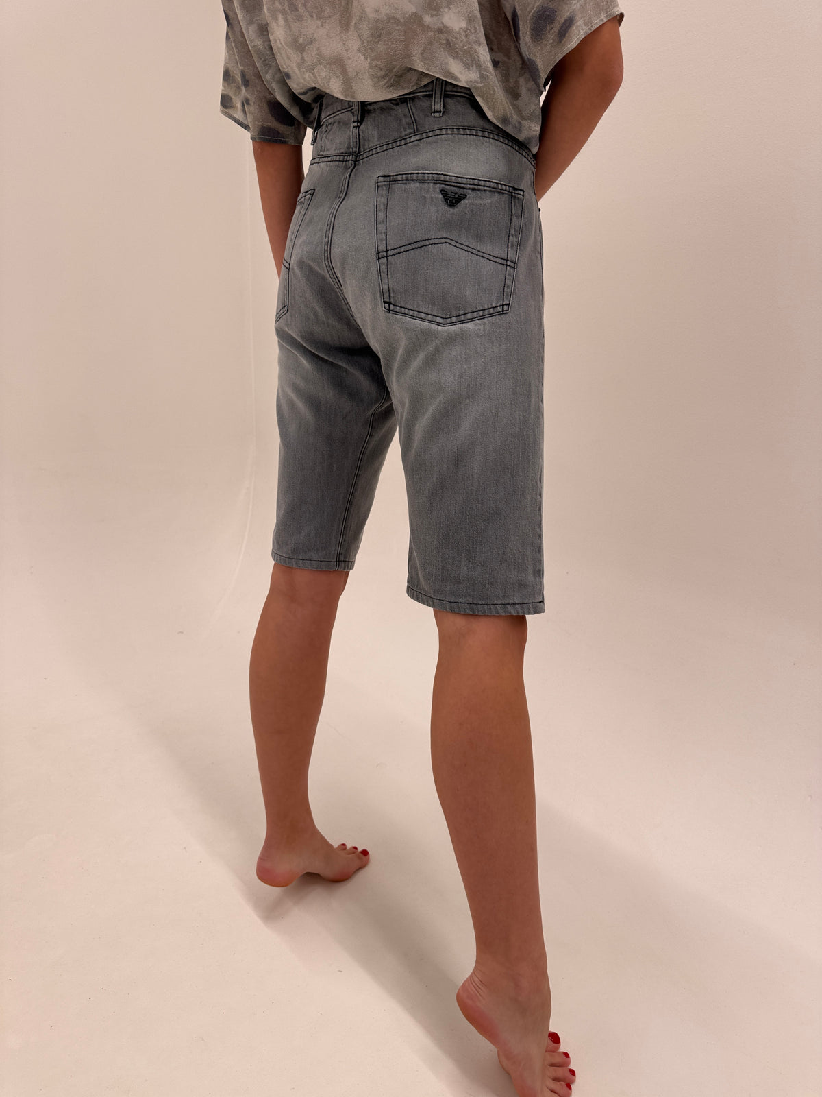 Pantaloni scurti Armani din jeans ultra confort în croi lung