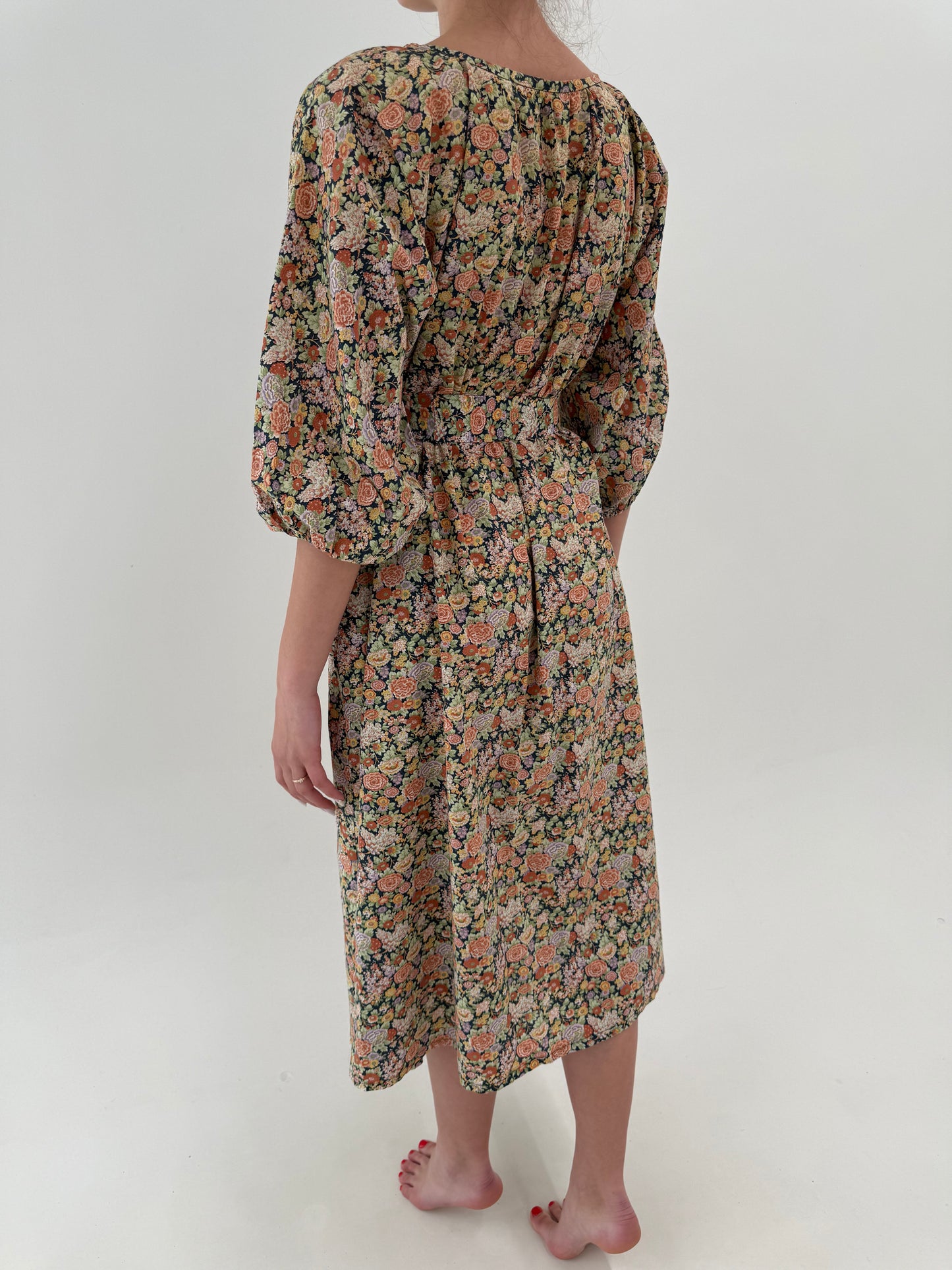 Rochie maxi cu print floral delicat și talie reglabilă cu cordon