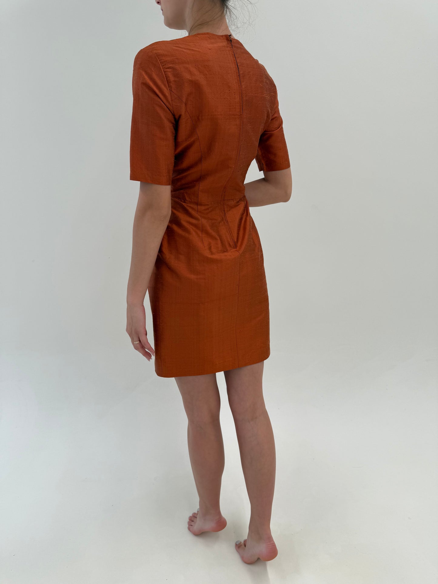 Rochie din mătase naturală dupioni copper orange cu corsaj și talie marcată