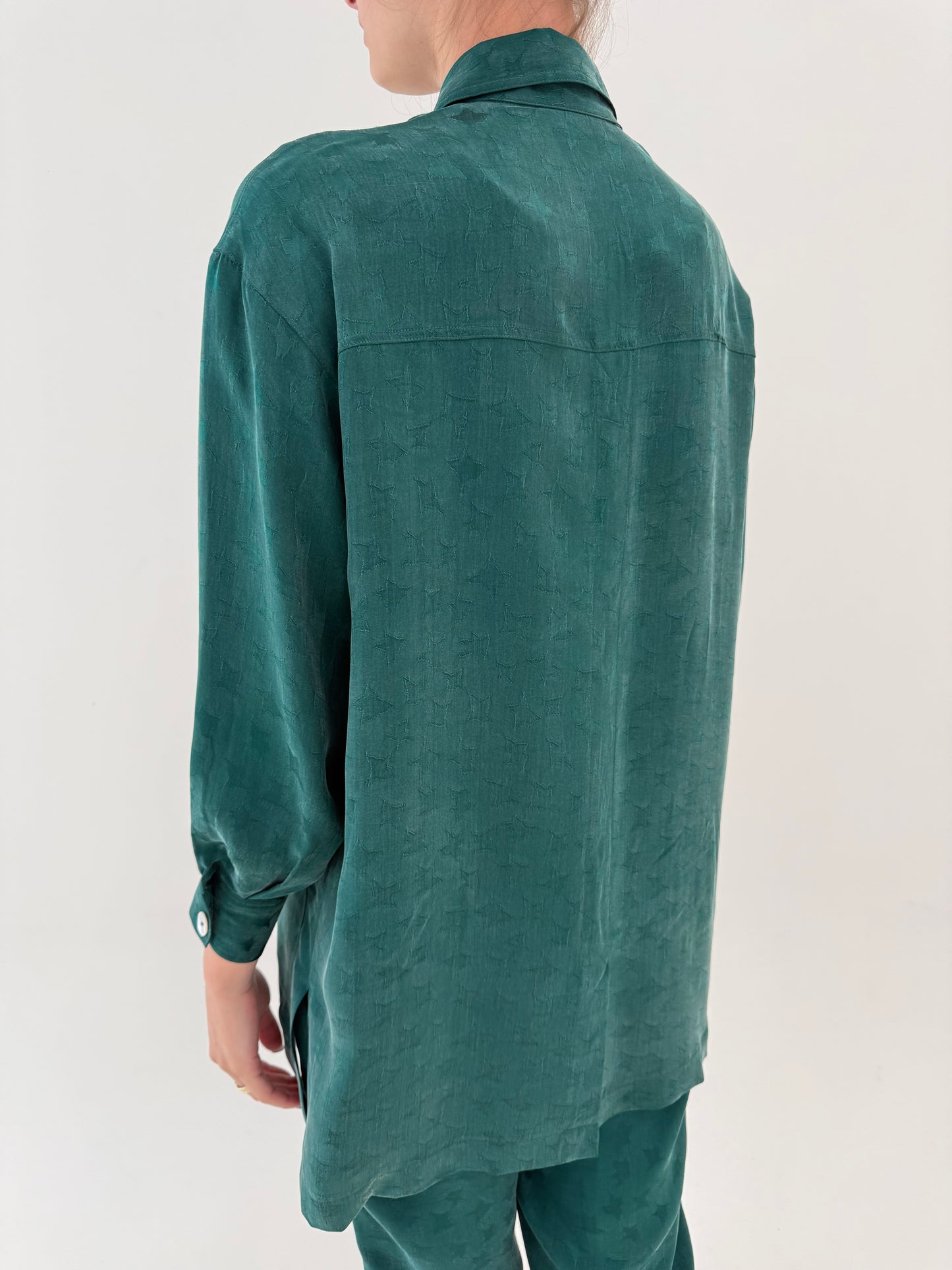 Costum super vaporos pine green din cupro cu overshirt și pantaloni cu talie ultra înaltă