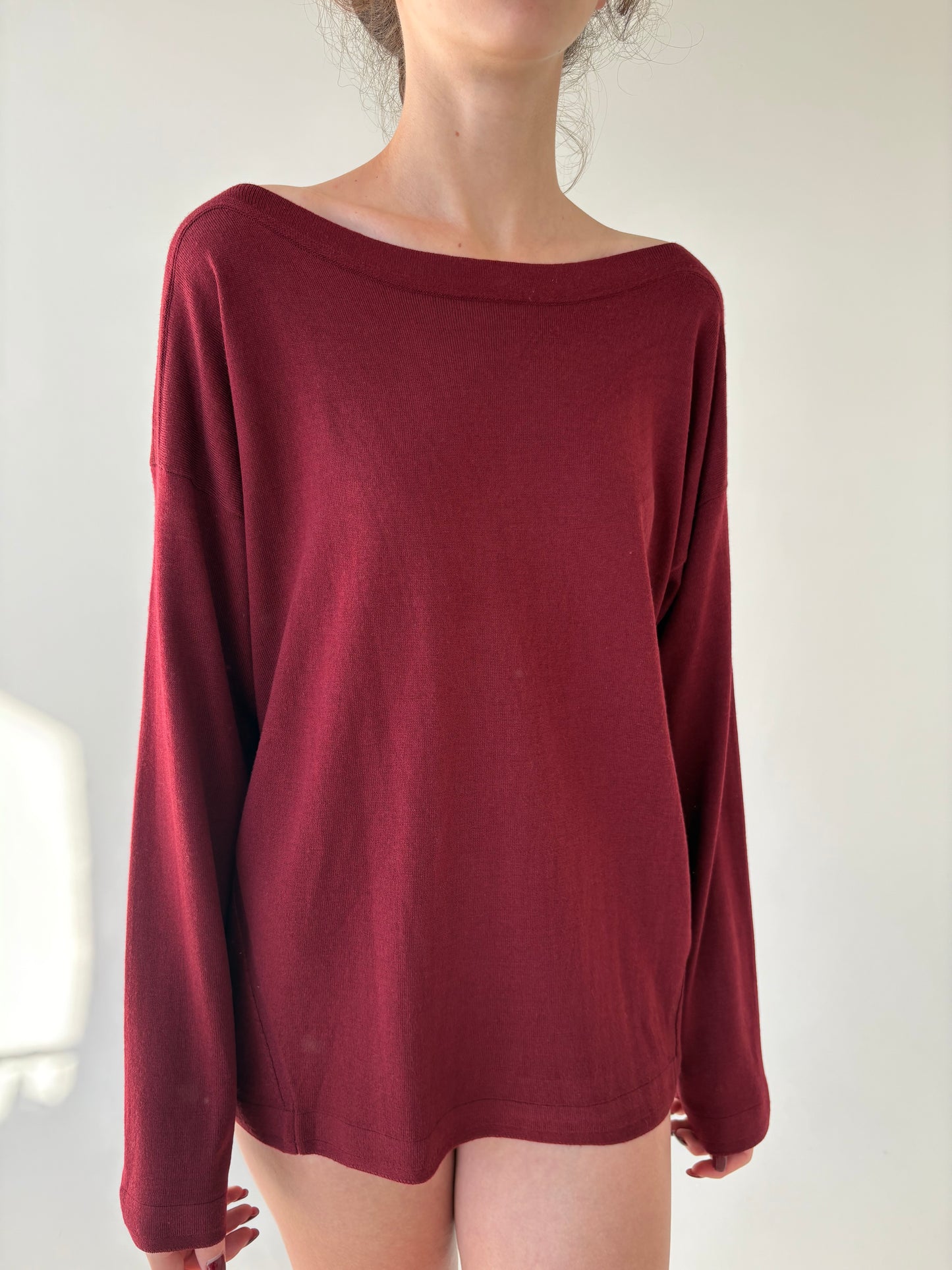 Pulover burgundy din mix de lana merino extrafina în croi lejer