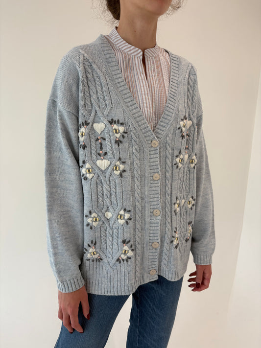 Cardigan vintage baby Blue de gramaj mate din lana extrafina brodat manual