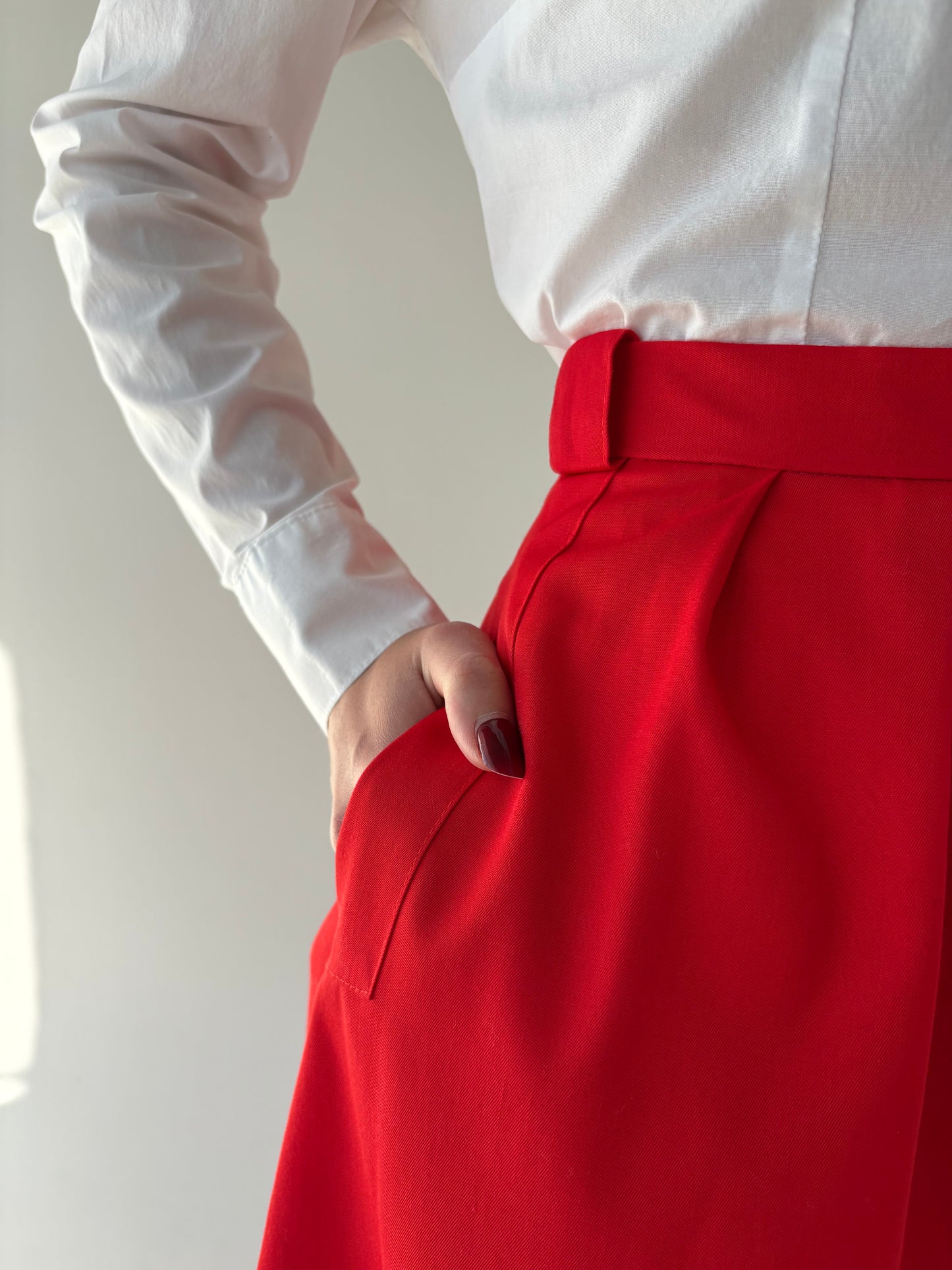 Fustă vintage roșu tare din stofă extrafina de lana cu buzunare