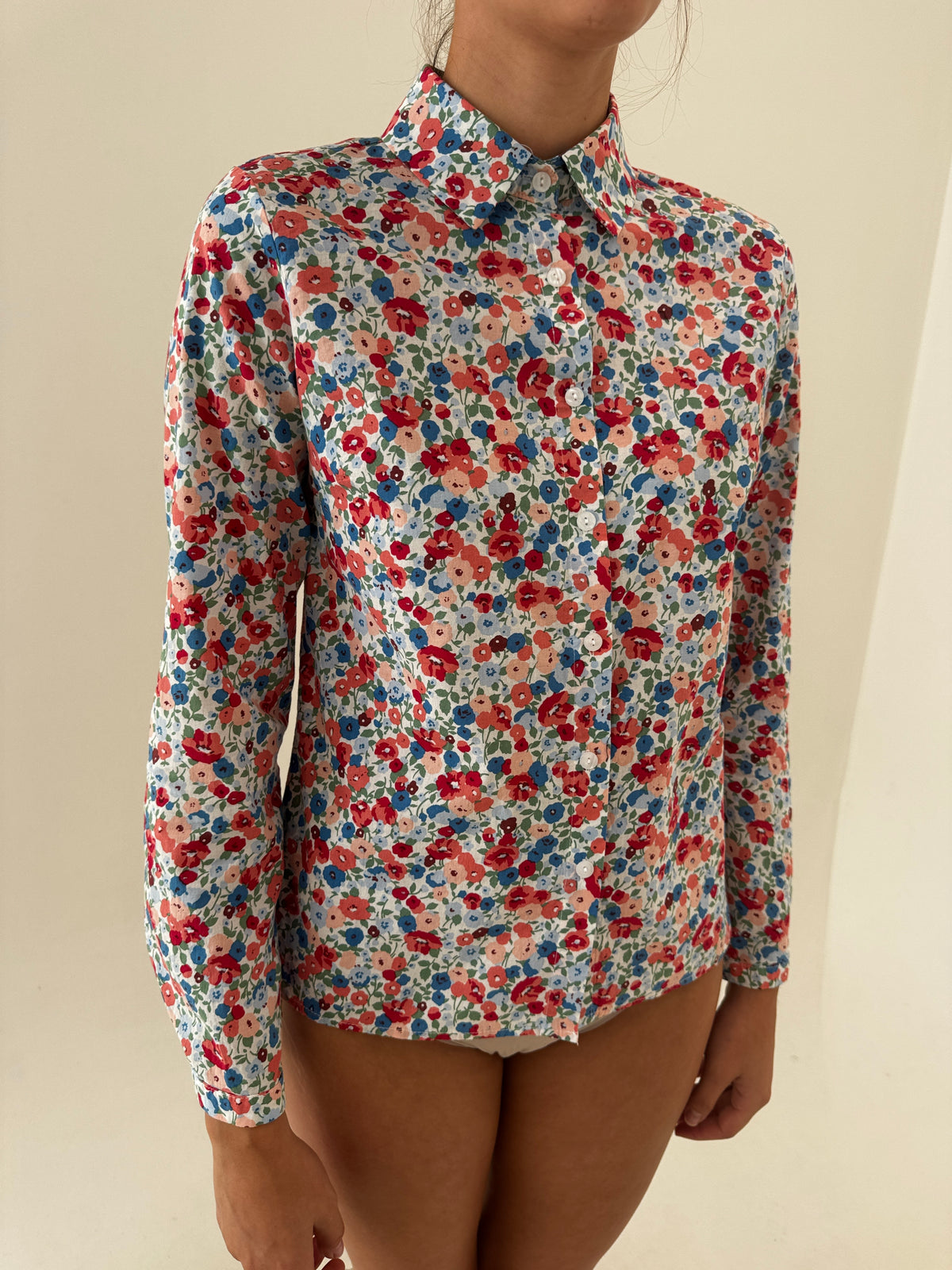 Cămașa din bumbac gros cu print floral în culori clasice