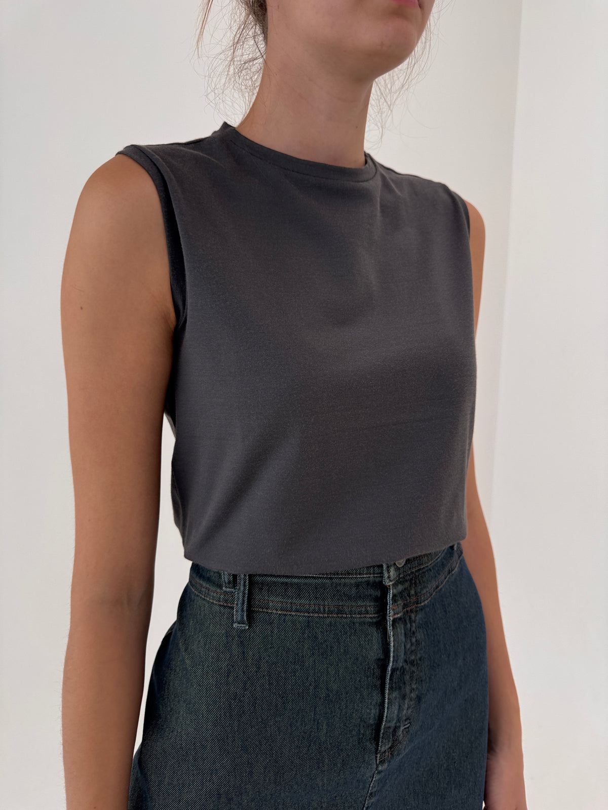 Top Max Mara taupe din bumbac modelator în croi minimalist