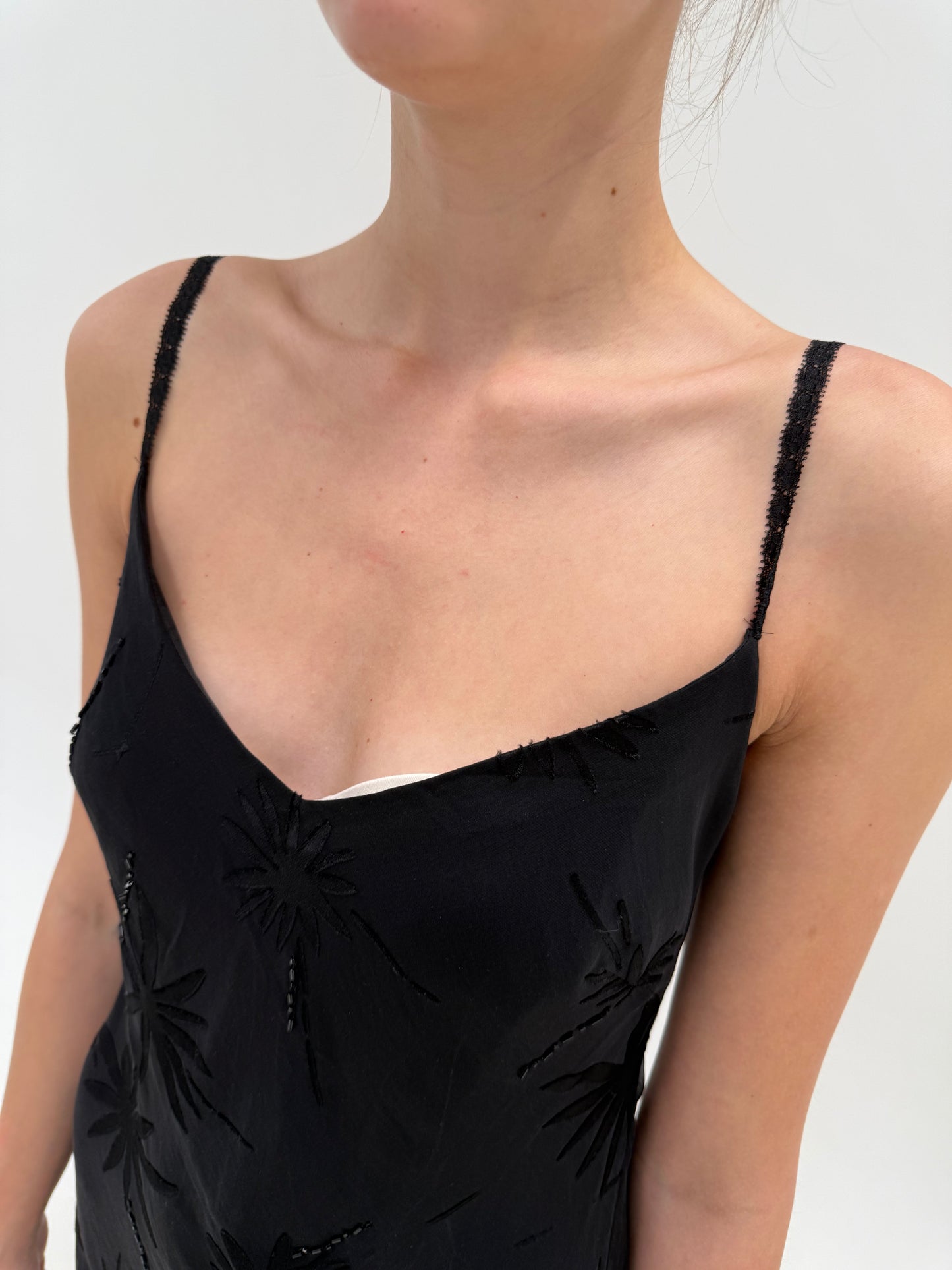 LBD tip furou din 70% mătase naturală in bie cu aplicații manuale delicate