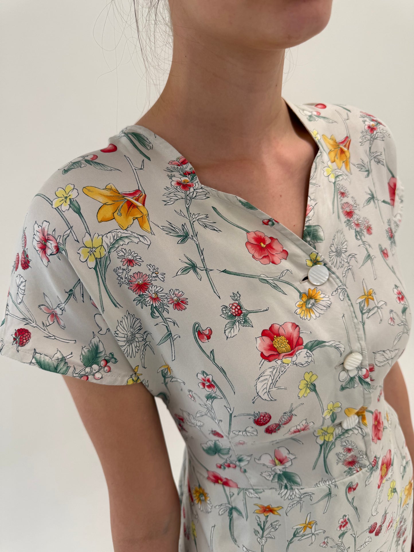 Rochie din mătase naturală cu talie use marcată și print floral superb