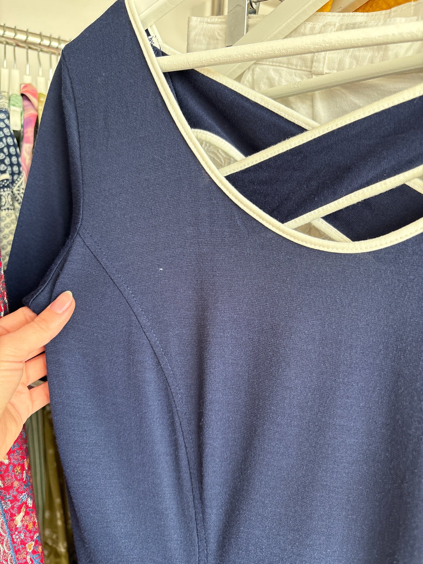 Rochie ultra confort Navy cu decupaje chic la spate și paspoal alb