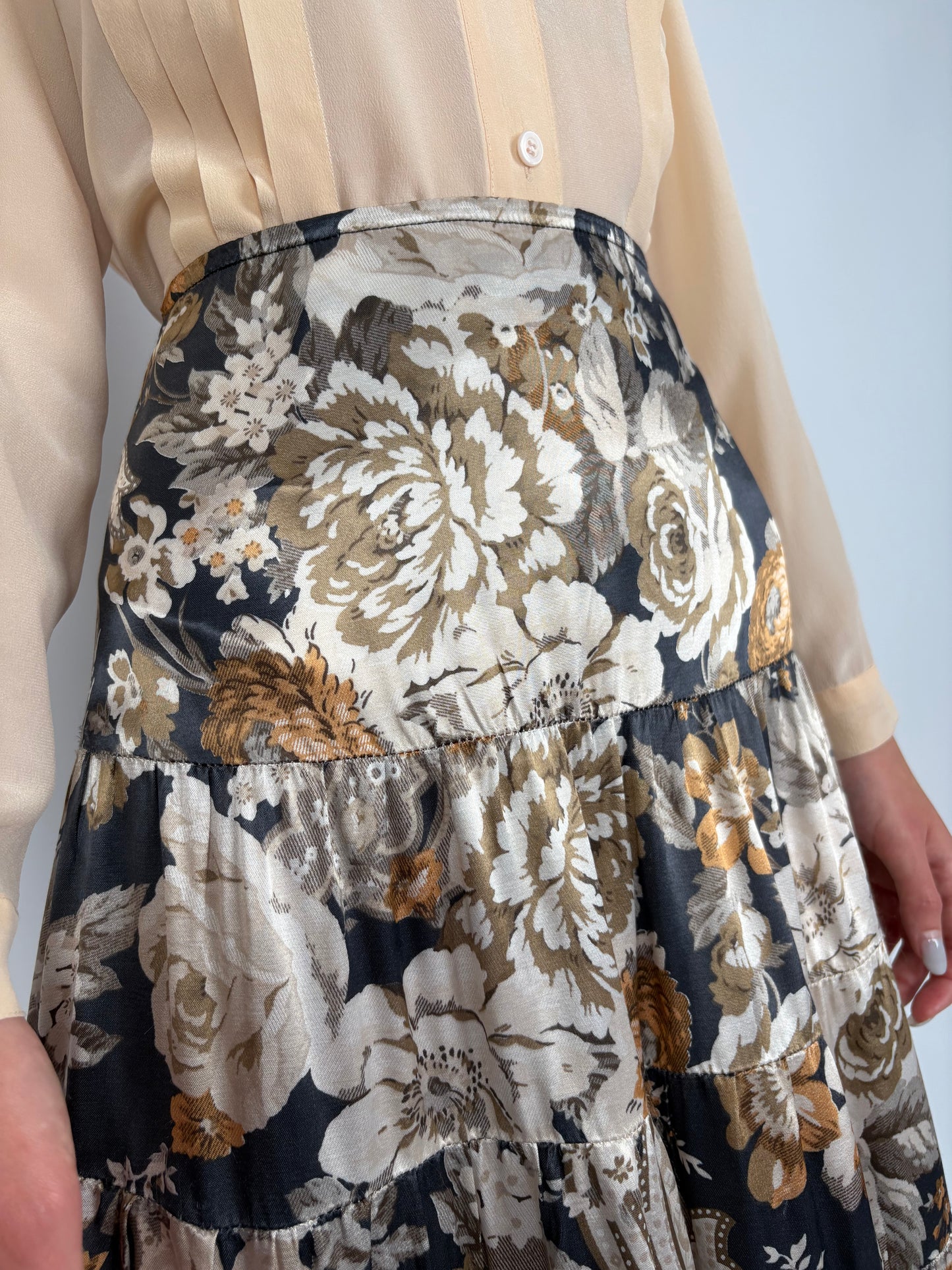 Fustă vintage satinata cu talie înaltă și print floral superb în culori neutre