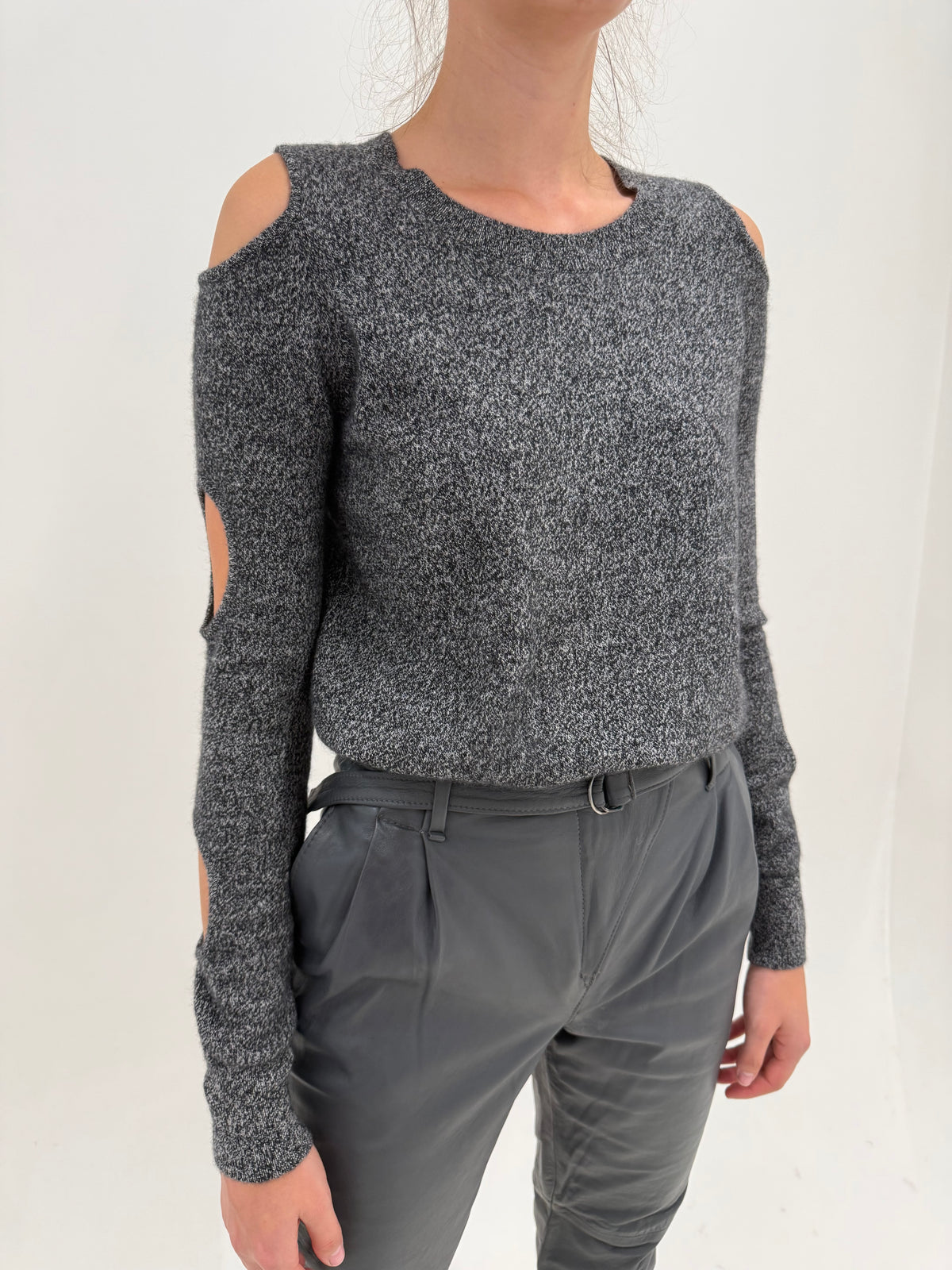 Pulover din cașmir melanj charcoal cu decupaje sculpturale și umeri cold shoulder